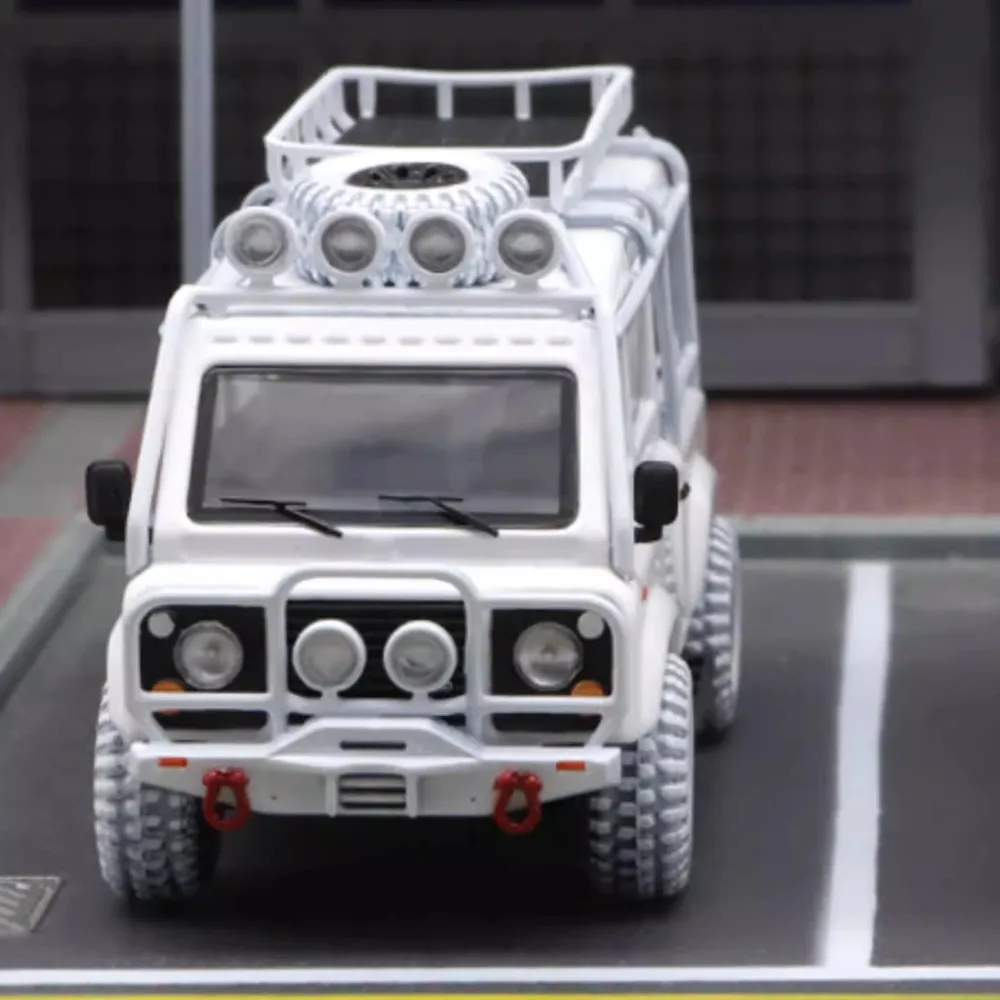 

Реалистичная модель автомобиля Master 1/64 Display Defender VAN из литого металла