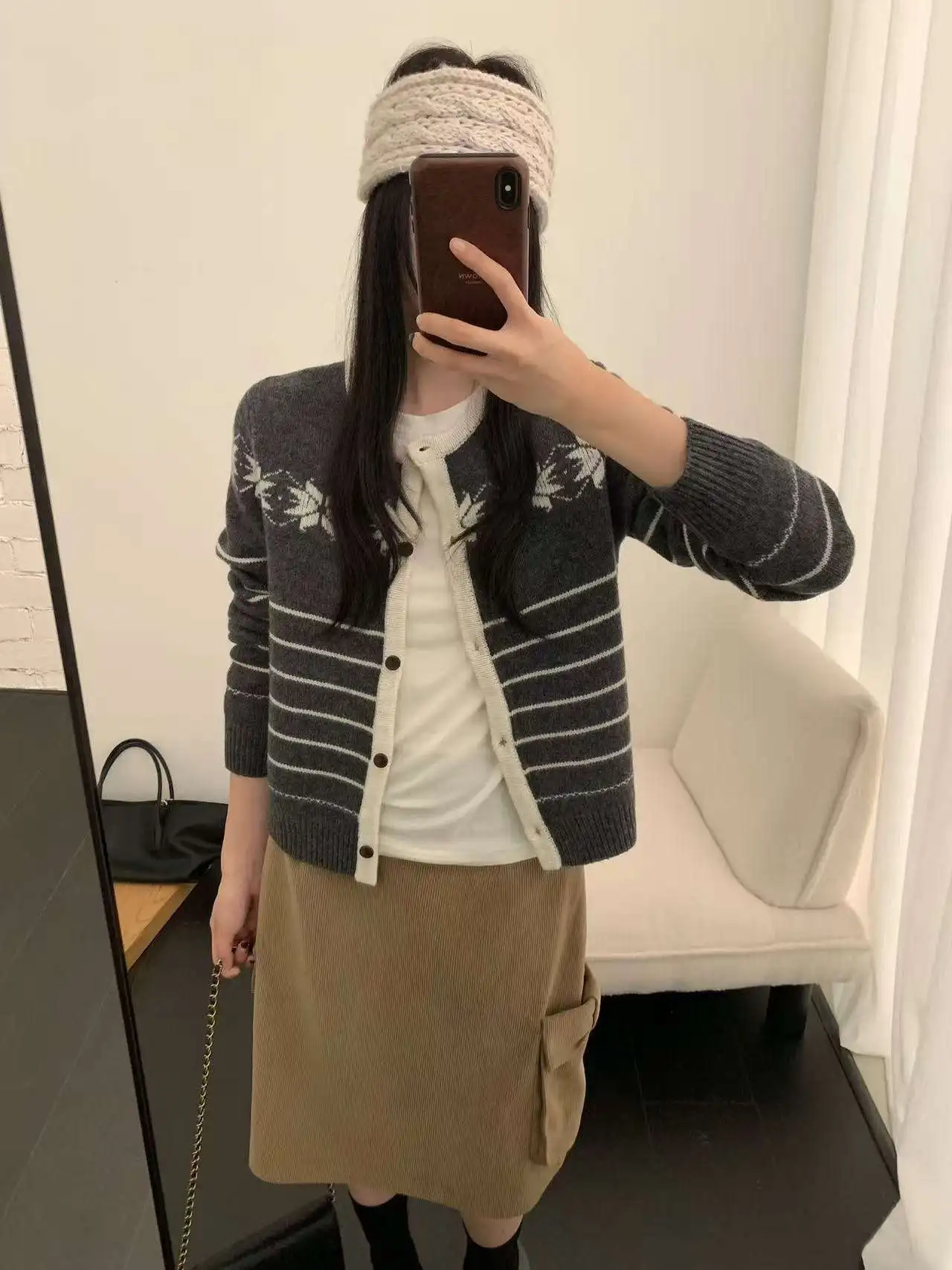 

Теплый мягкий женский вязаный кардиган свободного кроя с круглым вырезом, длинными рукавами, в полоску и с узором снежинок, в стиле колор-блок.