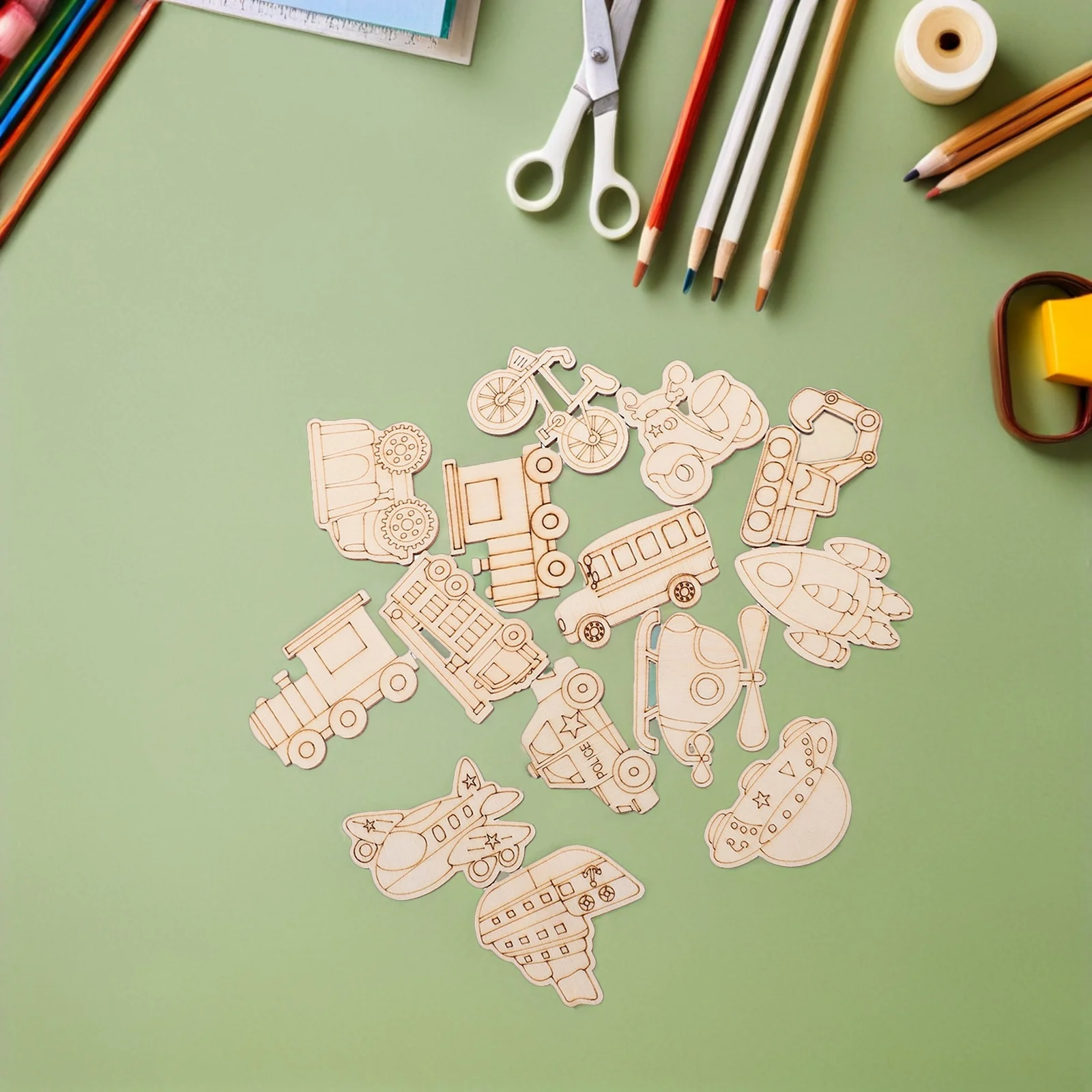 100個の木製乗り物カットアウト、未完成の交通機関の形、DIYクラフト、子供の絵画装飾、ブランクウッドスライス用