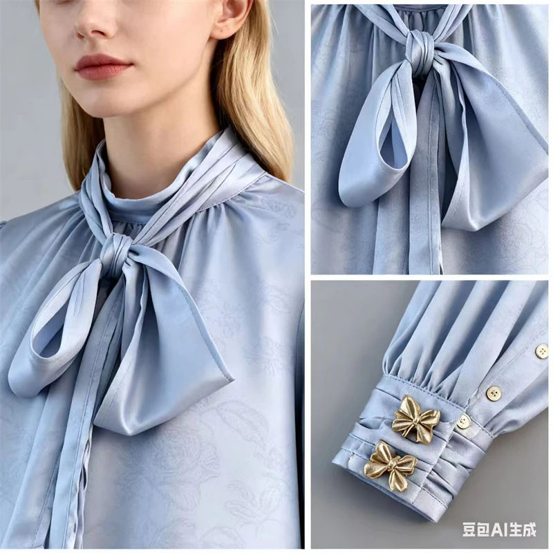 بلوزة نسائية من الساتان باللون الأزرق الفاتح مع ربطة عنق وأساور زهور ذهبية، قميص مكتب أنيق بأكمام طويلة منتفخة