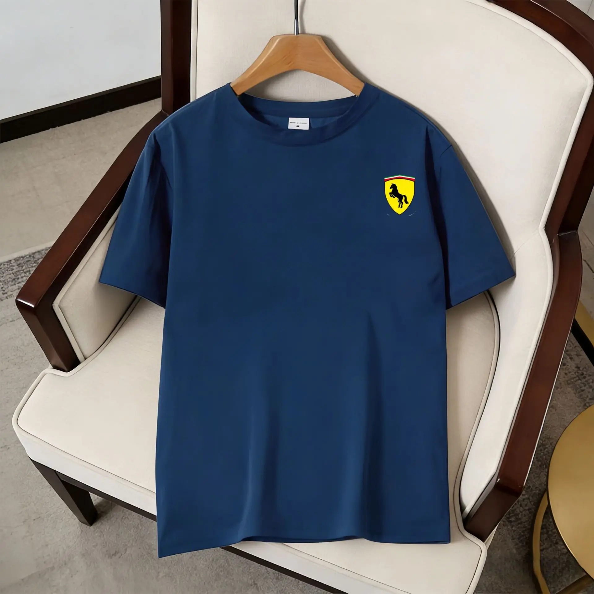 Herren-Freizeithemd im klassischen Stil mit dem aufgedruckten Logo des springenden Pferdeschilds, ein Gedenk-Kurzarmhemd für Autofans. – Detail 4