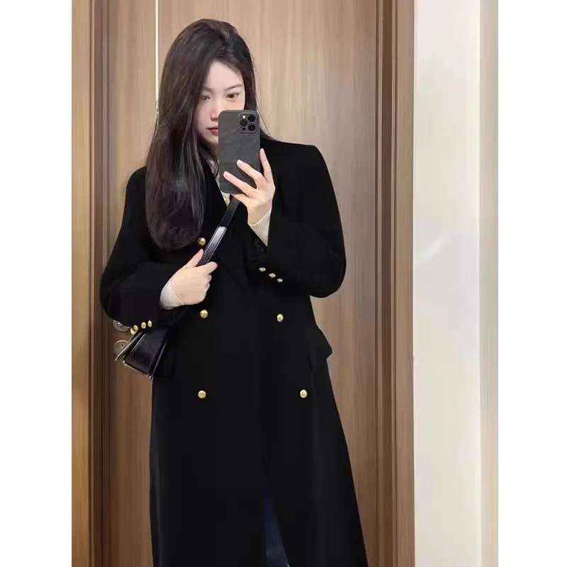 

A new mid-length black woolen coat for women in the Hepburn style double-breasted