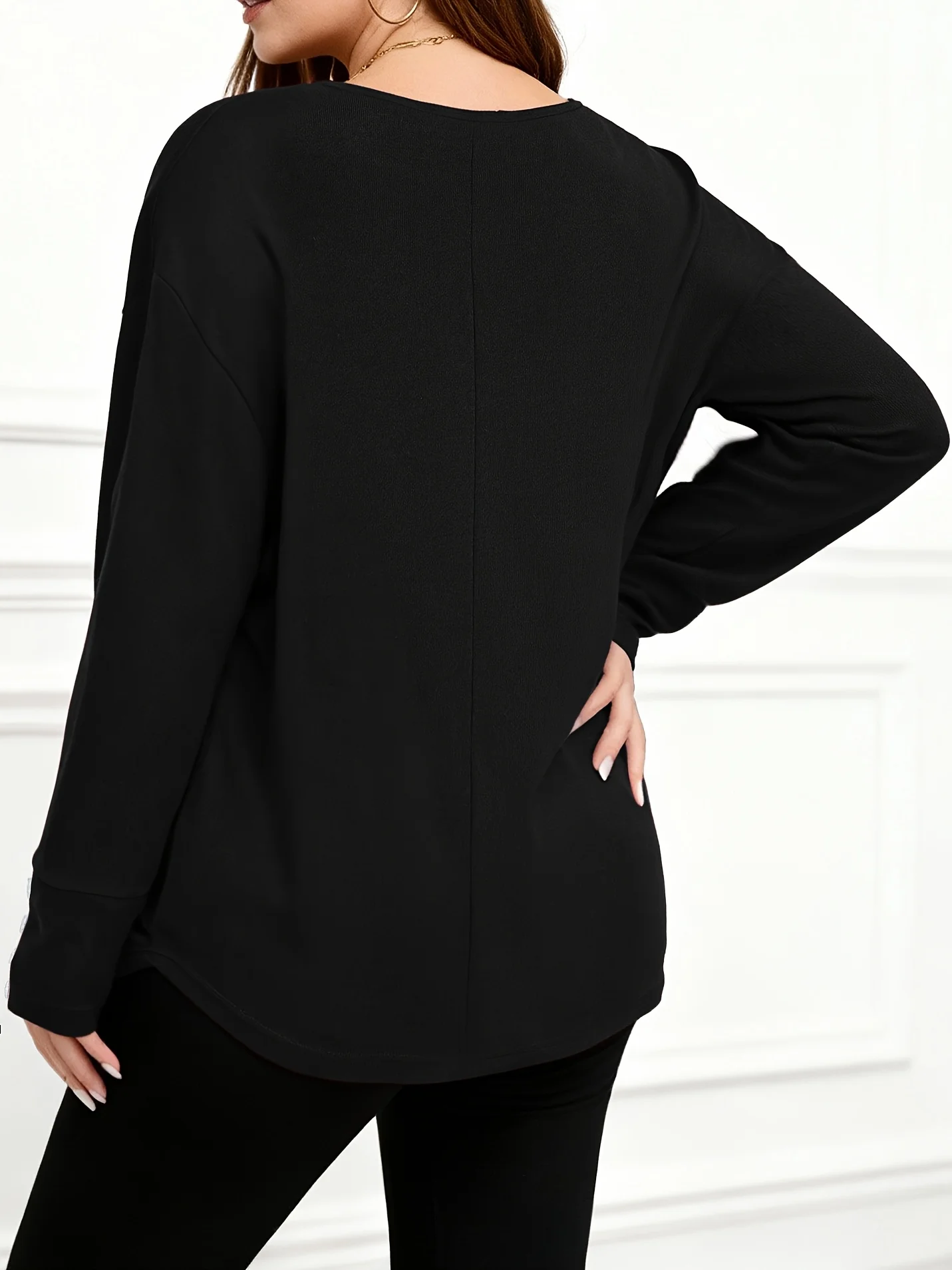 Gemütliches Plus-Size-Damen-Oberteil mit langen Ärmeln und stilvollen Knopfdetails für den Alltag. – Detail 5