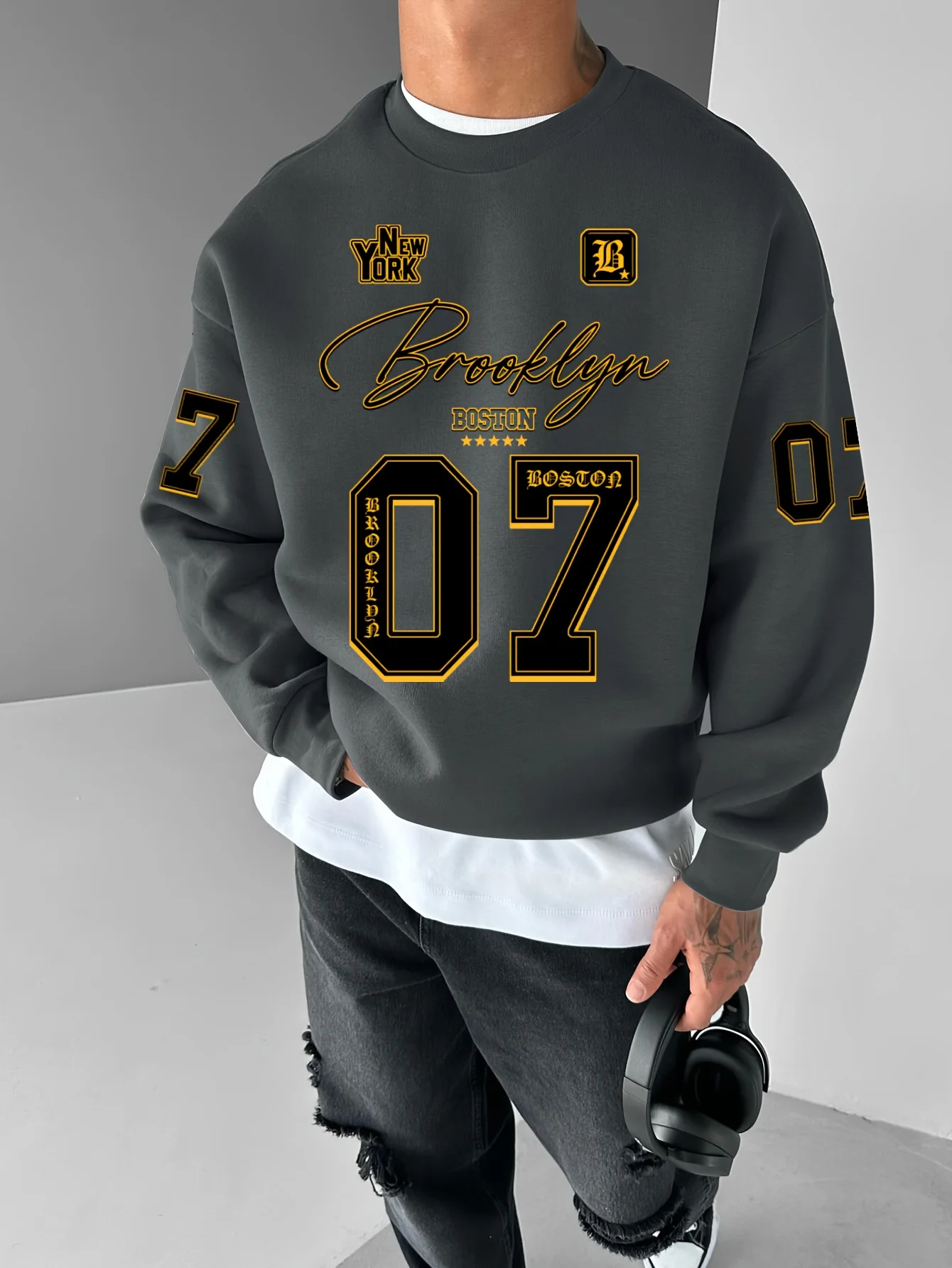 يتميز القلنسوة الرجالية الجديدة ذات الرقبة المستديرة لربيع وخريف 2025 بطباعة نمط رقمية ثلاثية الأبعاد غير رسمية وعصرية