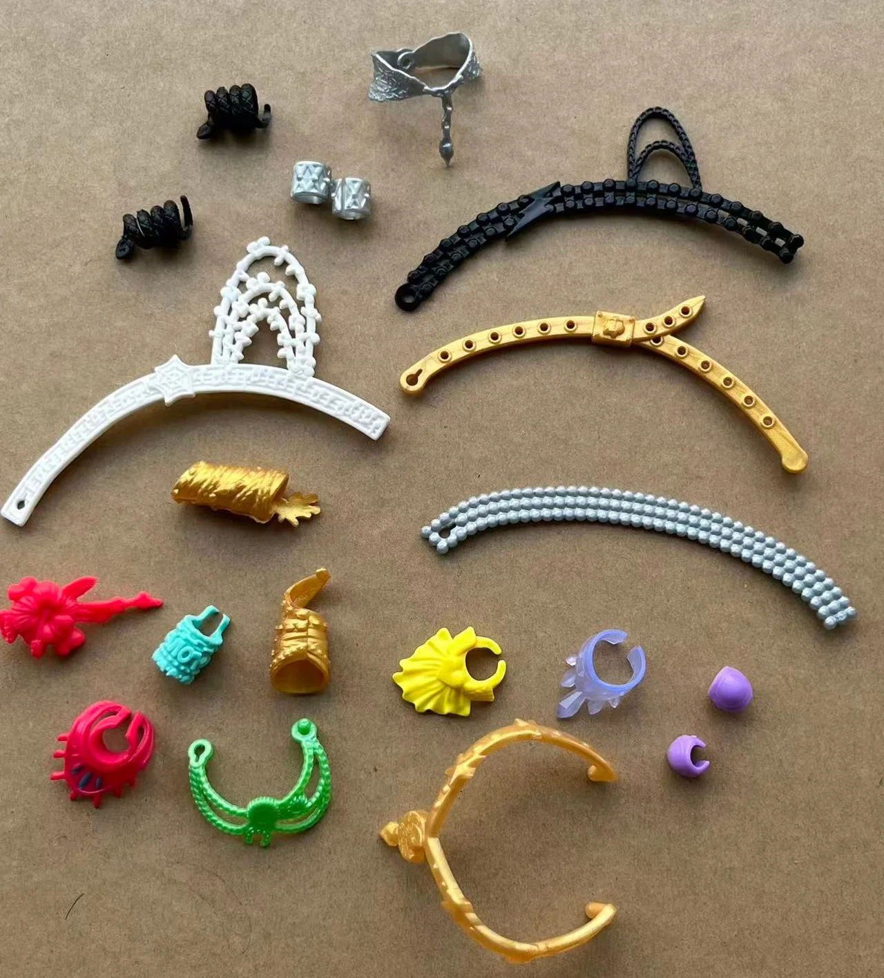 Kleurrijke monsterpopaccessoires - kettingen, taillebanden, hoofdbanden voor poppendecoraties, originele onderdelen voor creatief spelen