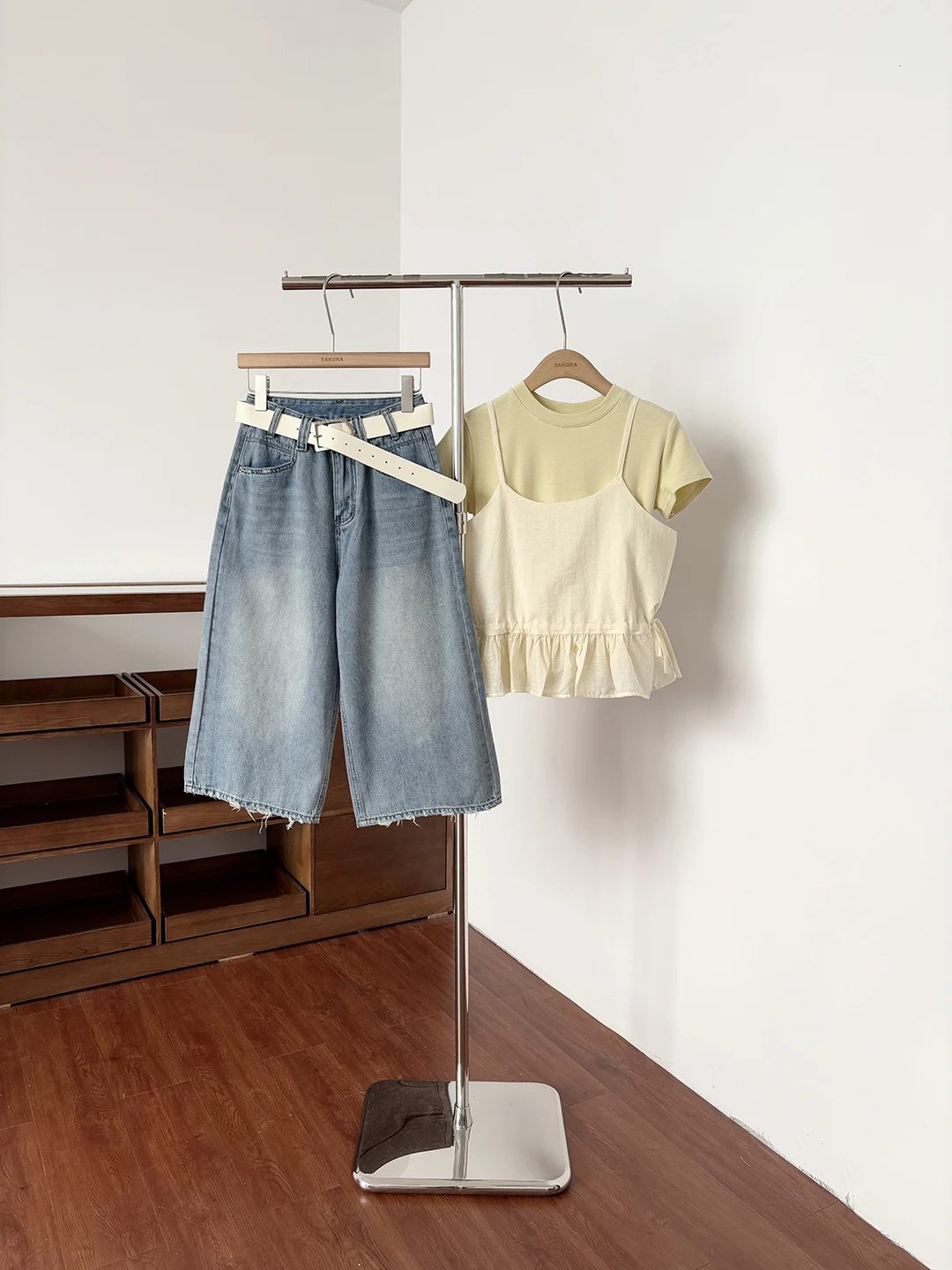 

Женские джинсы с высокой талией и широкими штанинами, свободные, визуально стройнящие, винтажные, с эффектом потертости, синие, весенние, модные, из полиэфирного волокна