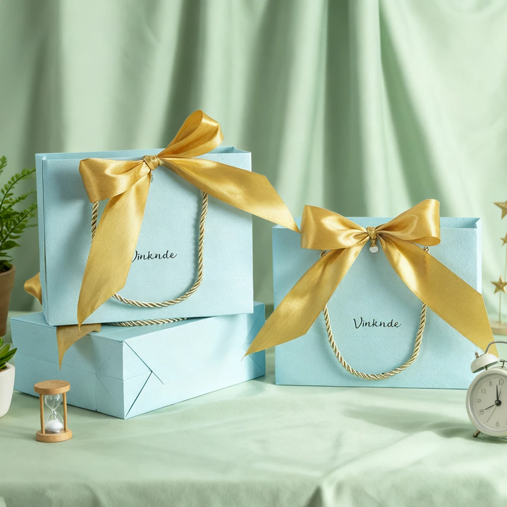 

50Pcs/Lot Paper Gift Tote Bags with Handles 28x20x10cm Custom Logo Gift Bag with Ribbon Bow for Wedding Bridesmaid Baby Shower