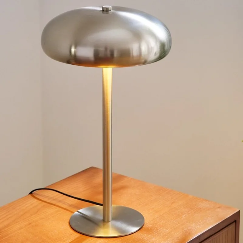 

Настольная лампа Bauhaus Mushroom Iron Art LED E27 Креативная гостиная Спальня Кабинет Прикроватная тумбочка Офис Отель Бар Металлический блеск Настольный светильник