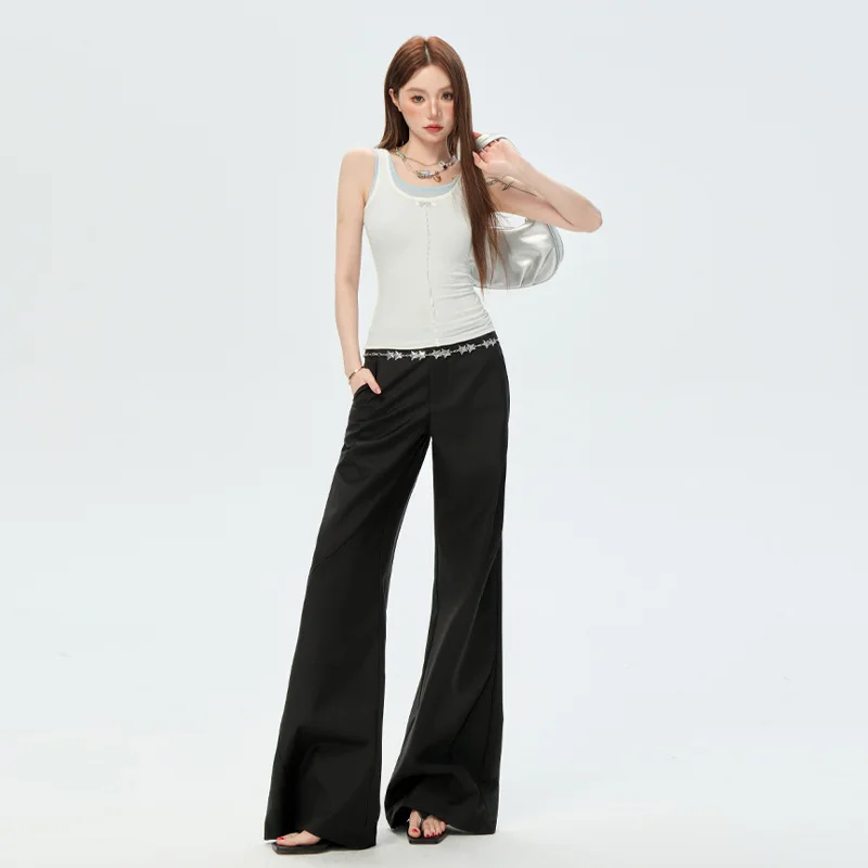 بنطلون كاجوال واسع الساقين بقصة نظيفة ومميزة، رمادي فاخر، بتصميم مميز ومفكك، مناسب للمناسبات غير الرسمية.