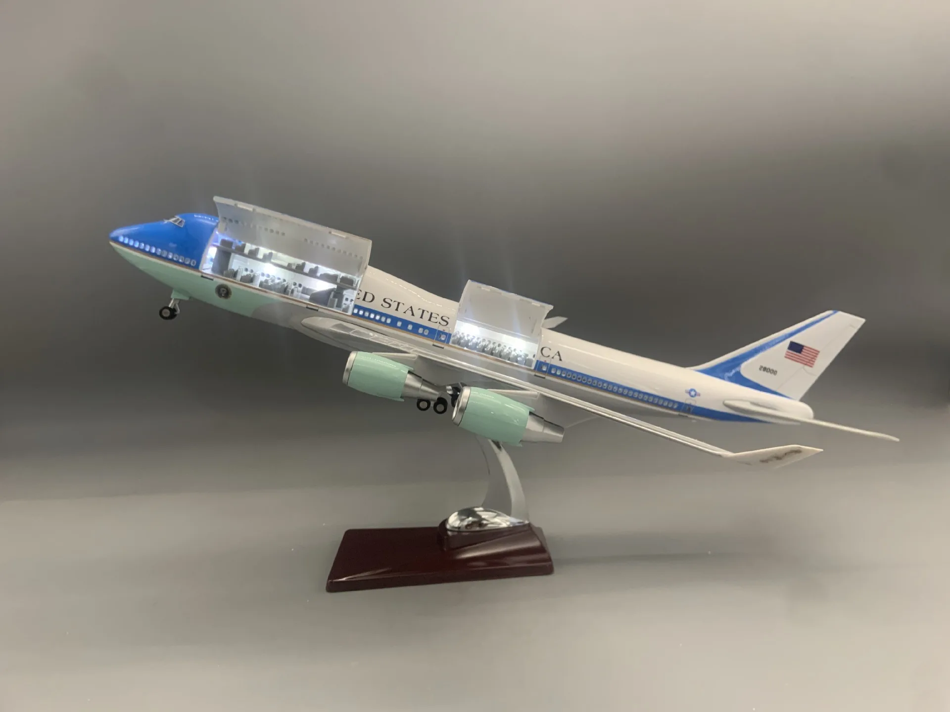 47CM B747 Air Force One Airplane Model 1:160 Scale Aircraft Presidential with Opening Doors LED Lights & Rolling Landing Gear