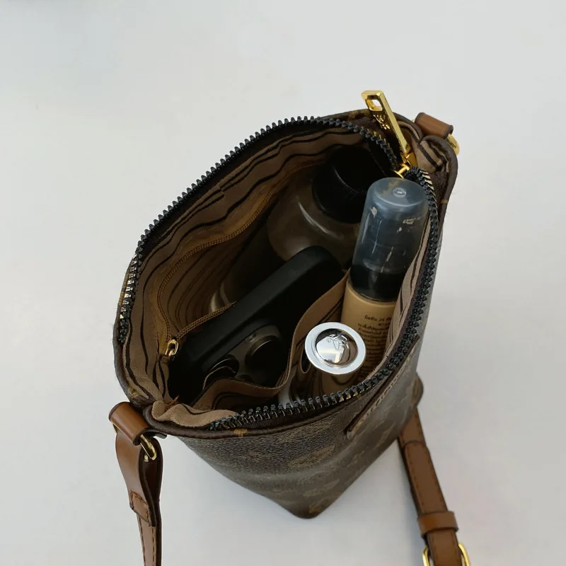 حقيبة دلو نسائية لعام 2025، حقيبة كروس فاخرة للعمل والتنقل، مع محفظة جلدية فريدة وسلسلة قابلة للفصل