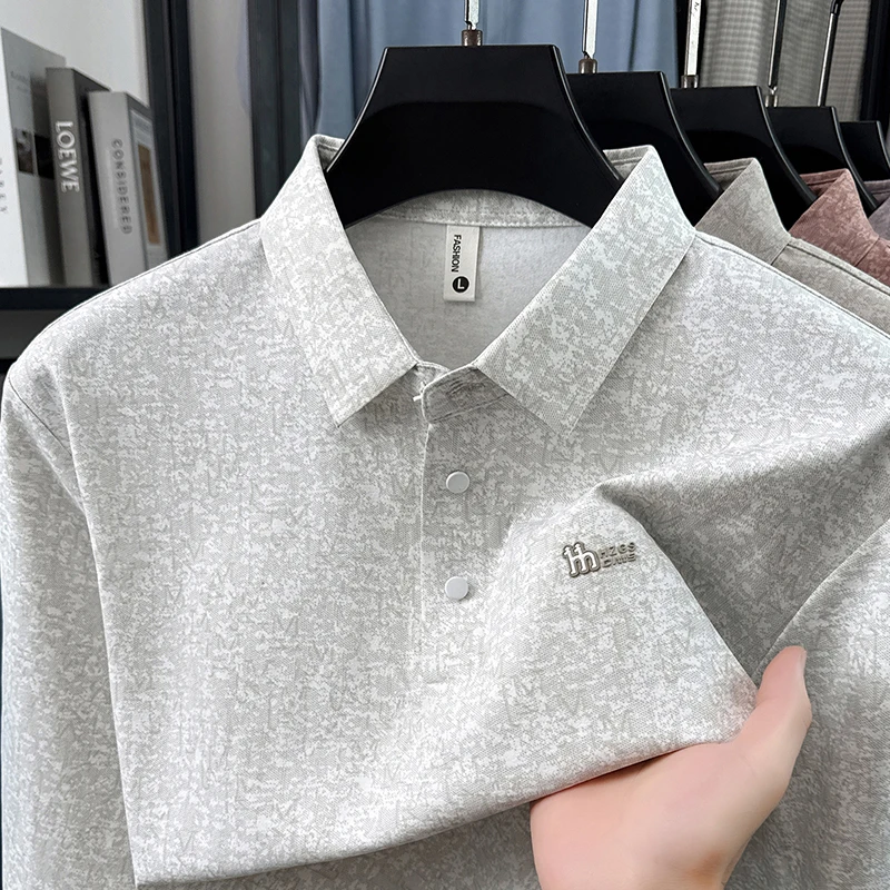 Herren-Polohemd mit langen Ärmeln, Reverskragen, dezenter Jacquard-Textur, Knopfleiste, weicher Stoff, für den täglichen Gebrauch. – Detail 3