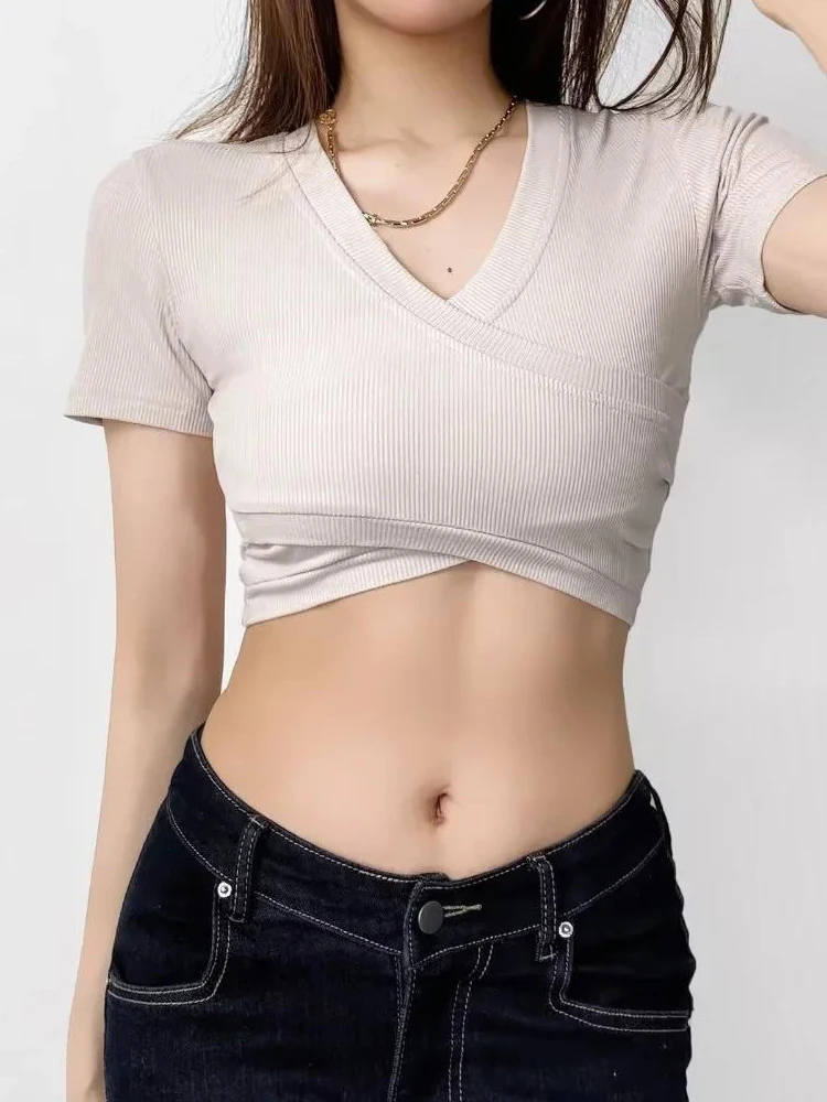 Женский короткий топ с коротким рукавом и V-образным вырезом