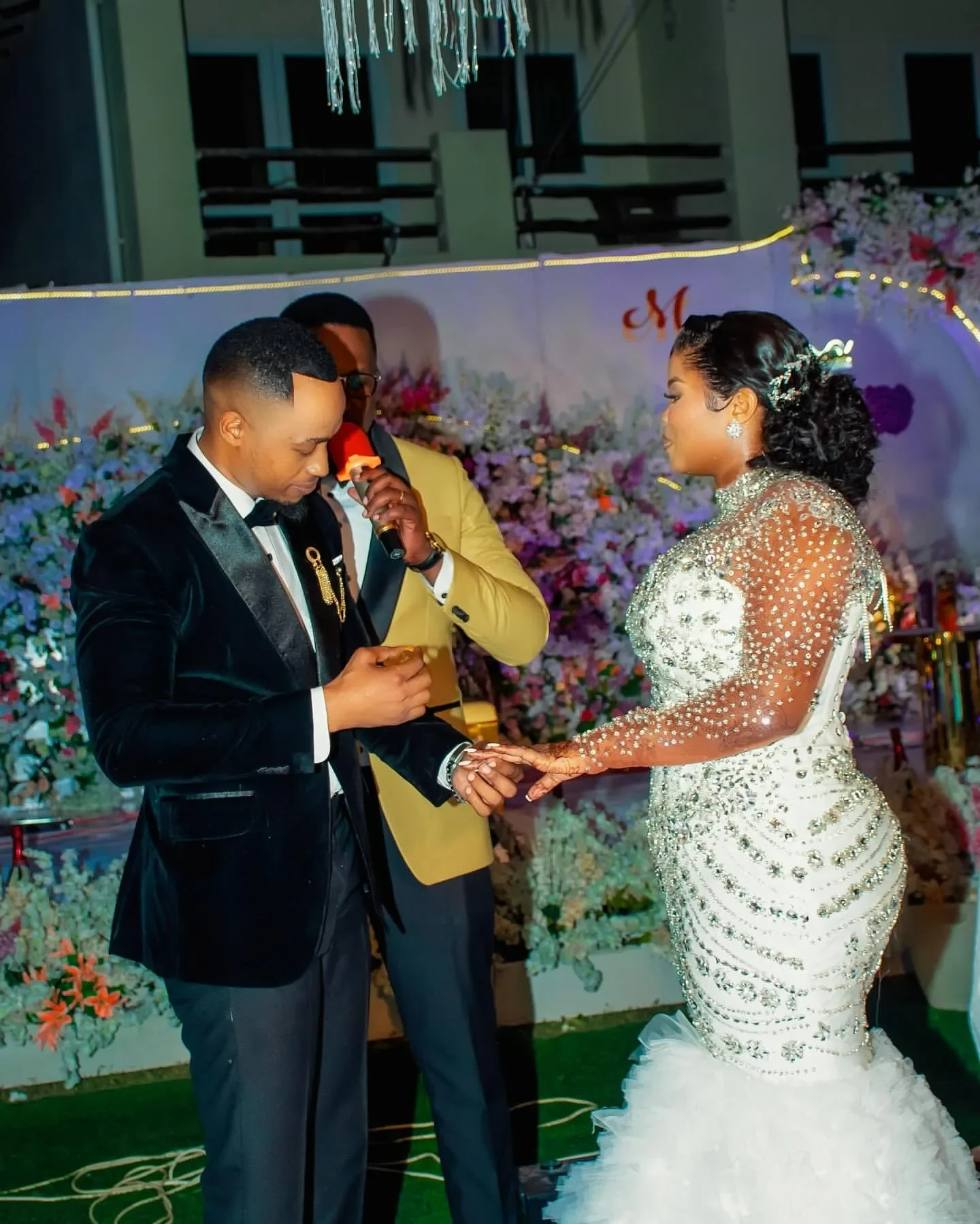 Aangepaste hoge hals sprankelende kristallen kralen zeemeermin trouwjurk Robe De Mariée lange mouwen lagen tule bruidsjurk