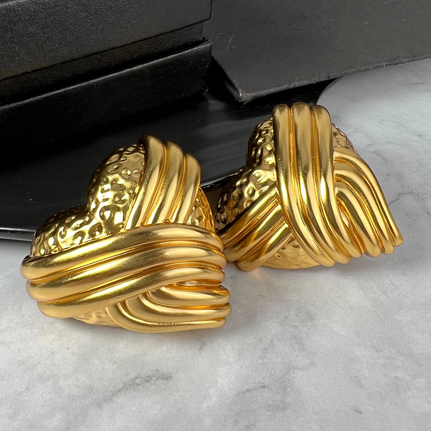 

Европа Америка Винтажные дизайнерские латунные позолоченные серьги в форме сердца женские серьги-клипсы высшего качества ювелирные изделия