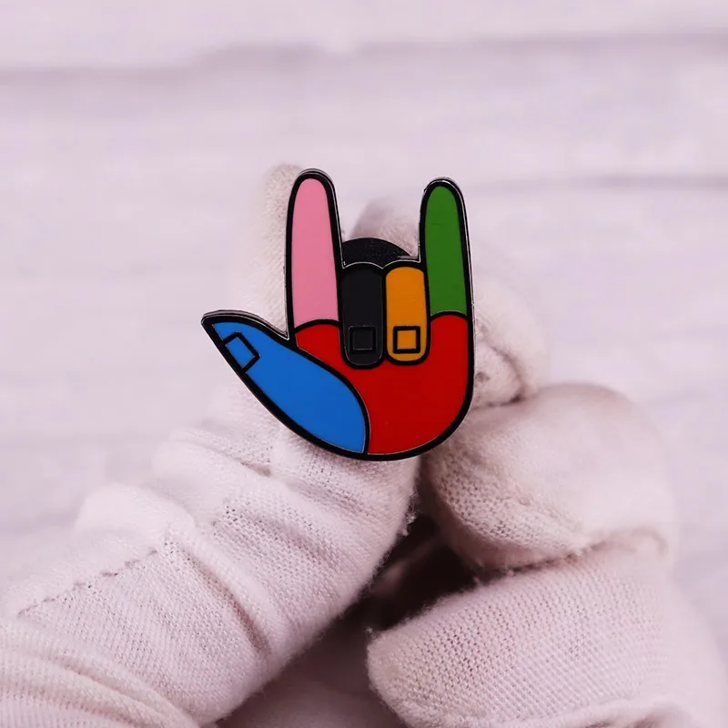 Te amo signo gesto Pin artes creativas Ily abreviado insignia de Metal abrigo broche de solapa regalo de joyería del Día de San Valentín