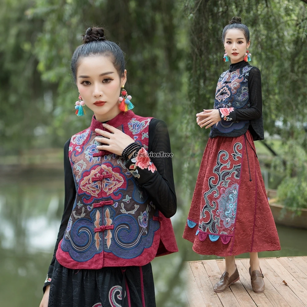 صدرية قصيرة مطرزة على الطراز العرقي الصيني الجديد لعام 2025 بدون أكمام وياقة واقفة سترة نسائية سميكة بتصميم عتيق T1