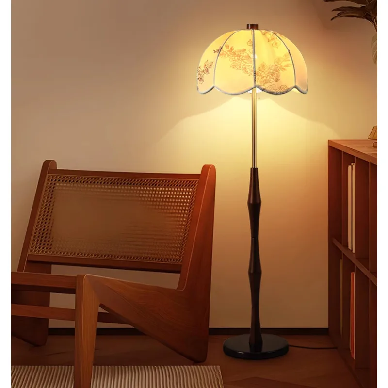 French Retro Fabric Lampshade Standing Lamps for Living Room Sofa Side Solid Wood Floor Lamp Bedroom Bedside Lights Home Decor