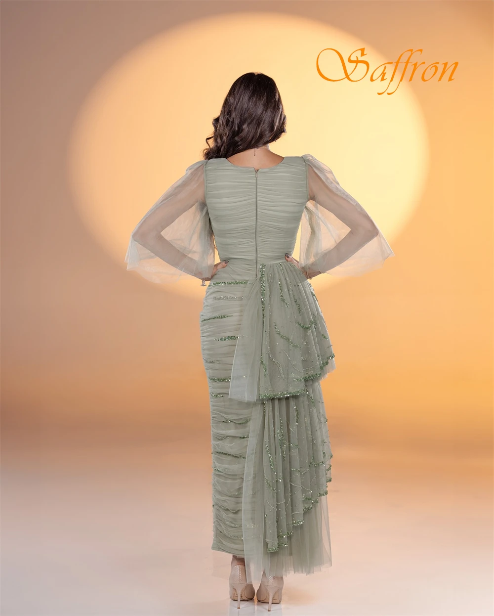 Elegancka suknia wieczorowa z dekoltem w serek na zamówienie i wykwintne suknie na specjalne okazje z organzy oraz delikatne sukienki imprezowe z rękawami 3/4.