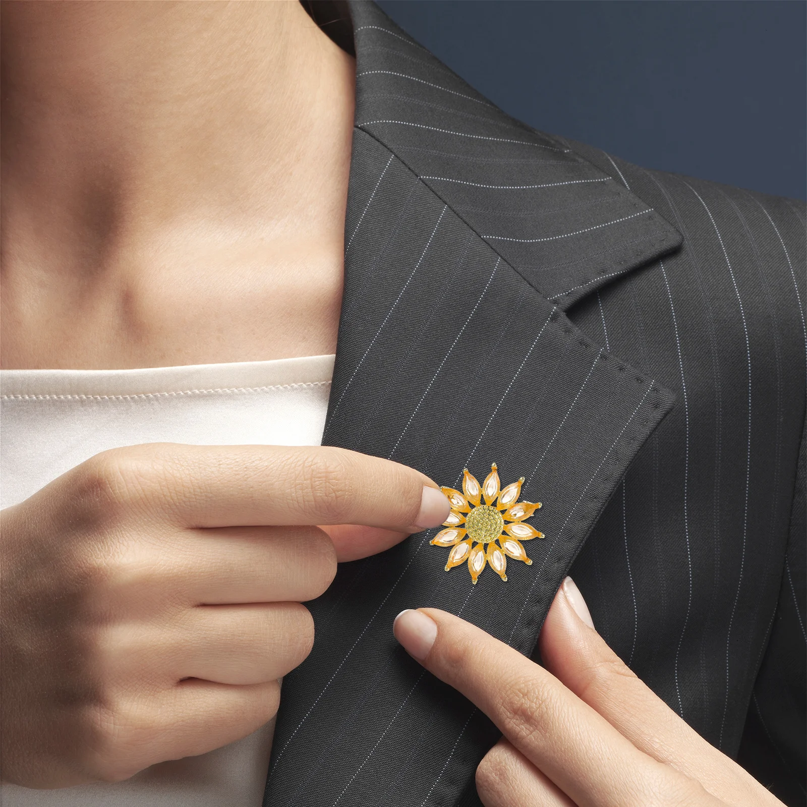 دبوس بروش على شكل زهرة كريستال للنساء مجوهرات أنيقة على شكل طية صدر السترة إكسسوار ديكور هدية عيد الحب وحفلات عيد الميلاد #4