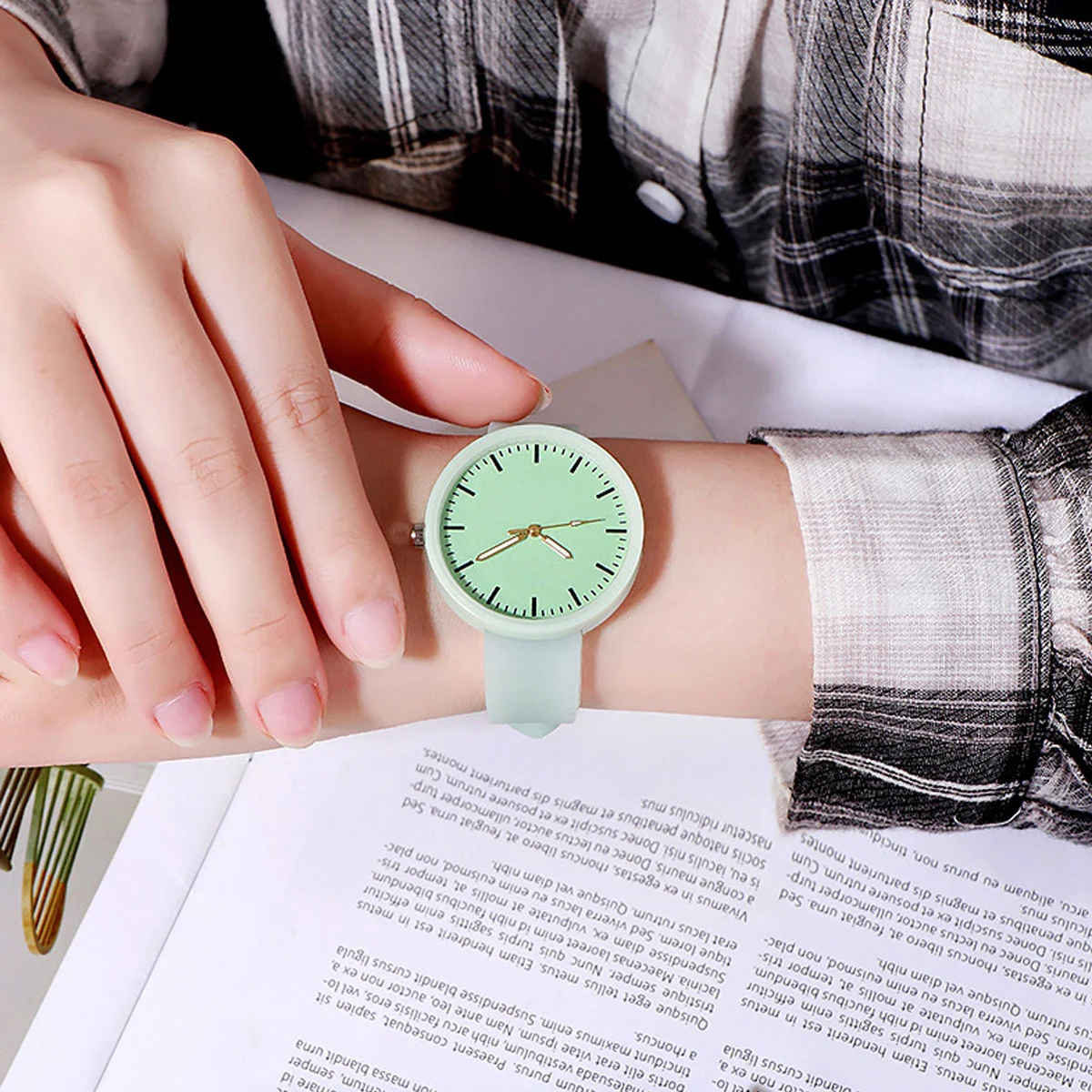 

Милый светящийся дизайн часов для женщин и детей. Прочный, безопасный для ношения. Простой спортивный стиль. Детские часы с зеленым ремешком.