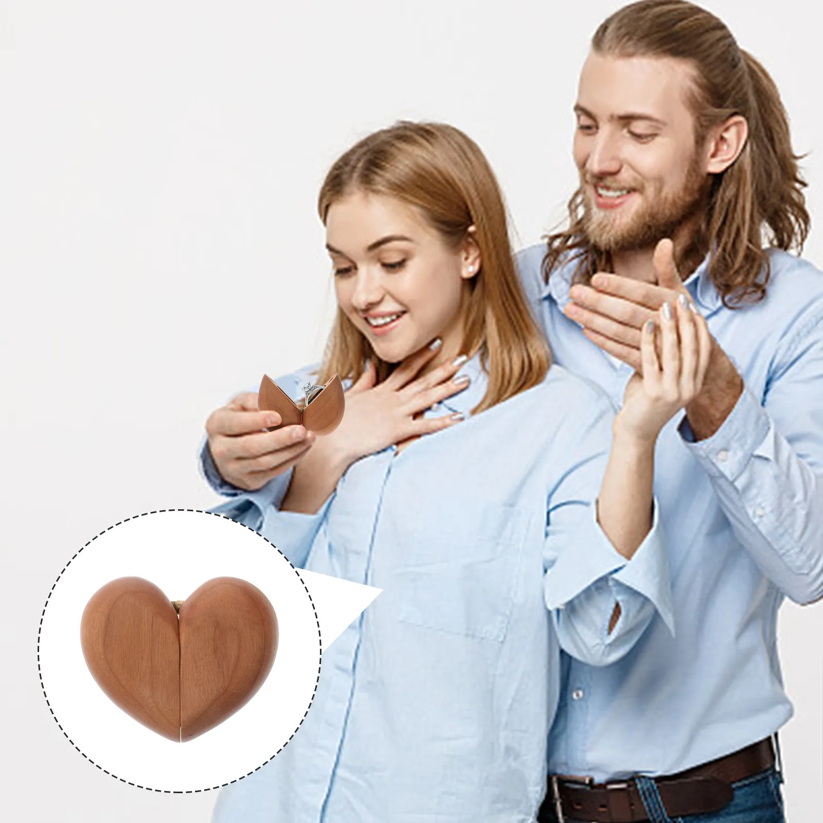 1個入り、メープル材のリング収納ボックス。洗練されたハート型のデザインで、プロポーズや結婚指輪、アクセサリーの整理・展示、家庭での収納に最適。
