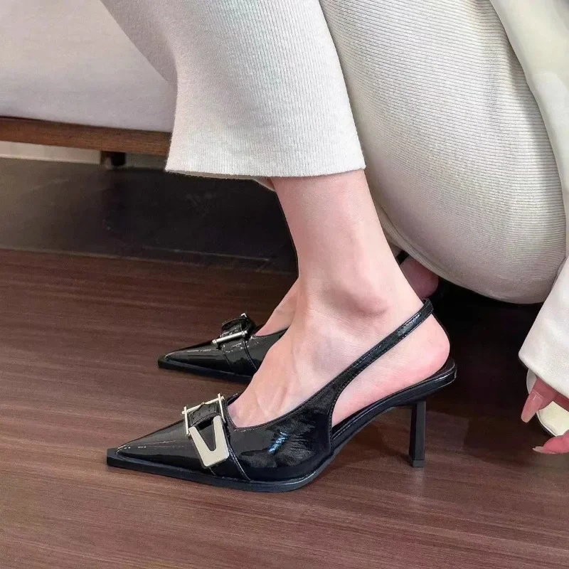 Sandalias con talón descubierto para mujer, zapatos de tacón a la moda con botones de Metal y punta estrecha, zapatos de tacón elegantes para mujer 2025