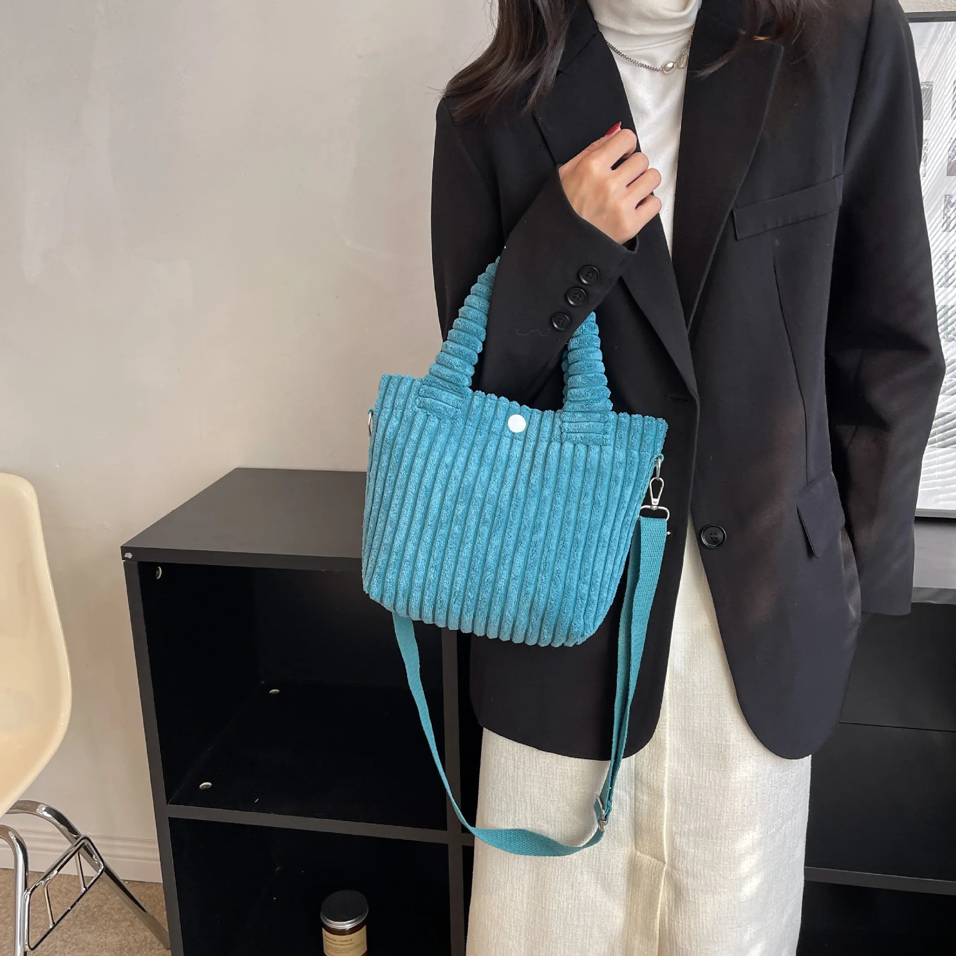 Damen 2026 Herbst-Winter Neuer Stil Koreanische Ins Denim Samt Plüsch Schulter-Umhängetasche Hochwertige Handtasche für Frauen – Detail 17