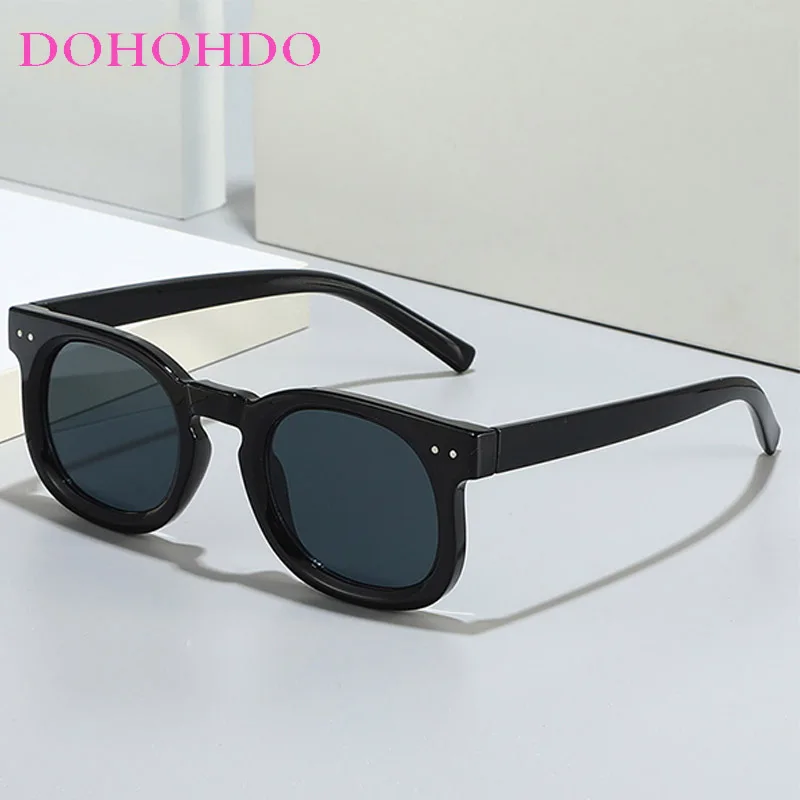 

Small Square Sunglasses Women Fashion Clear Gradient Shades UV400 Men Rivets Trending Punk Summer Beach Travel Lentes De Sol