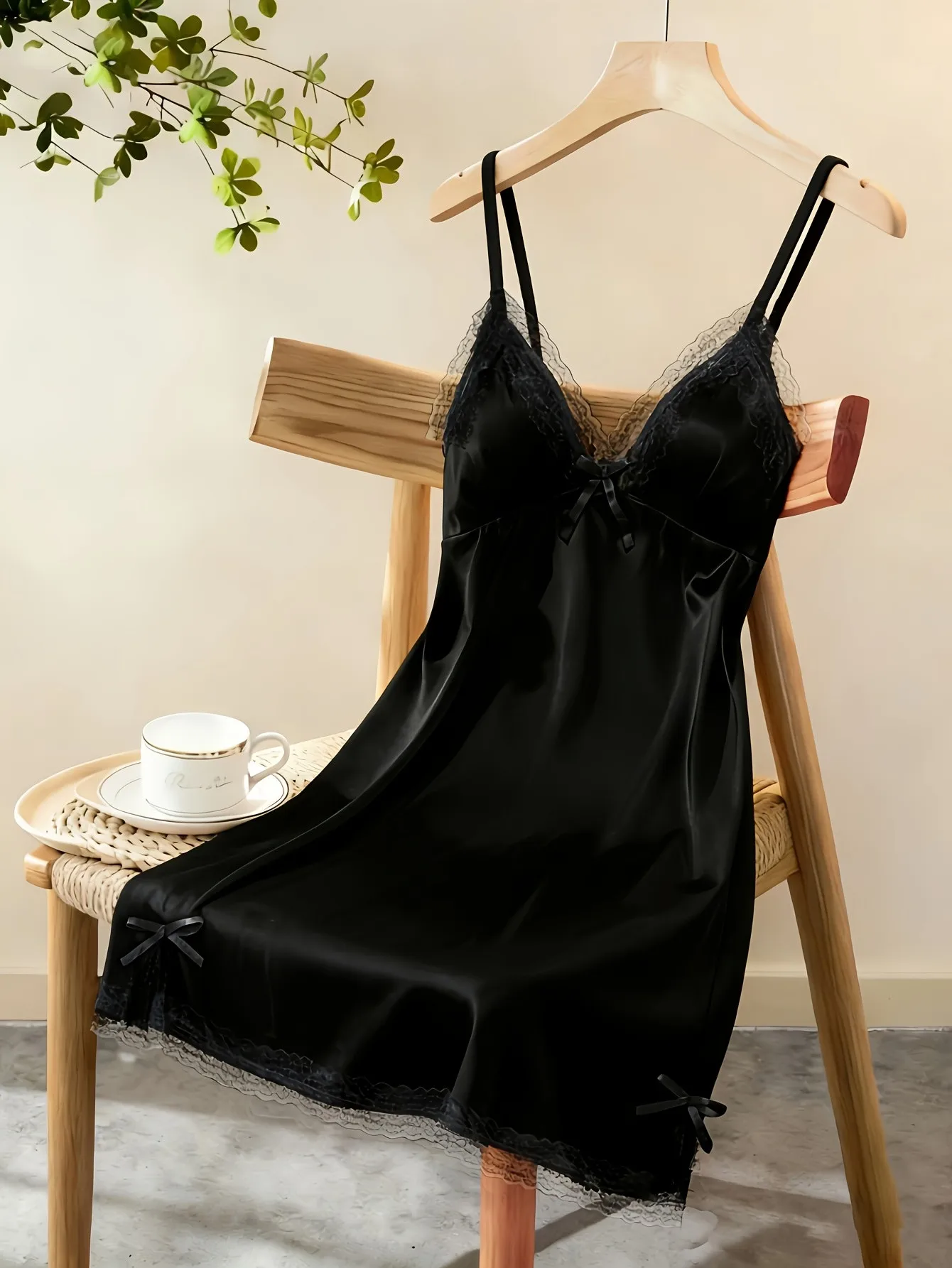 Damen Satin-Nachthemd mit Spitzenbesatz, Spaghetti-Träger, Seidiges Nachthemd, Elegante Nachtwäsche, Heim-Lingerie – Detail 4