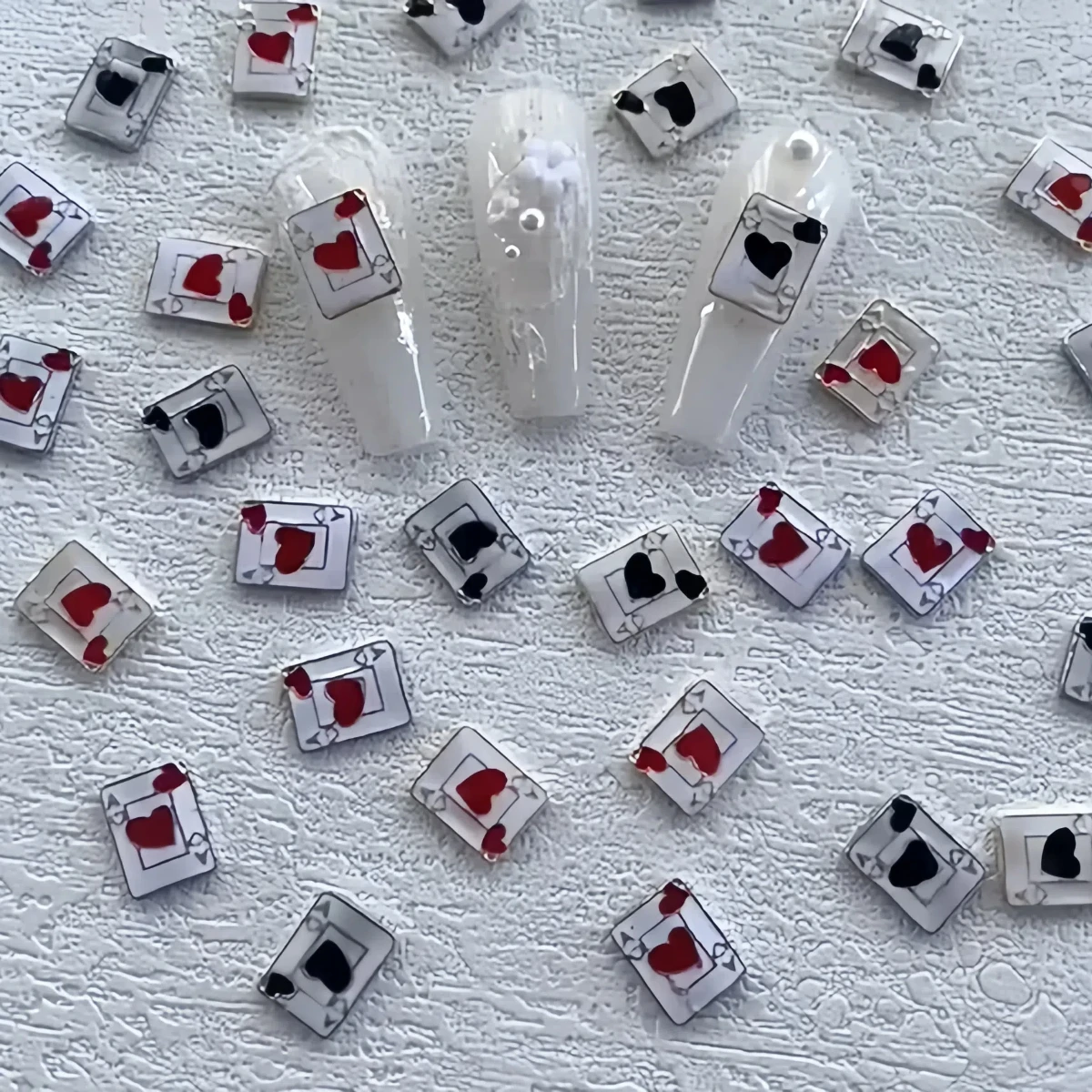 10 peças amuletos de unhas modernos com tema de pôquer-coração de liga de coração vermelho/pá com bordas douradas/prateadas acabamento esmaltado designs exclusivos de manicure