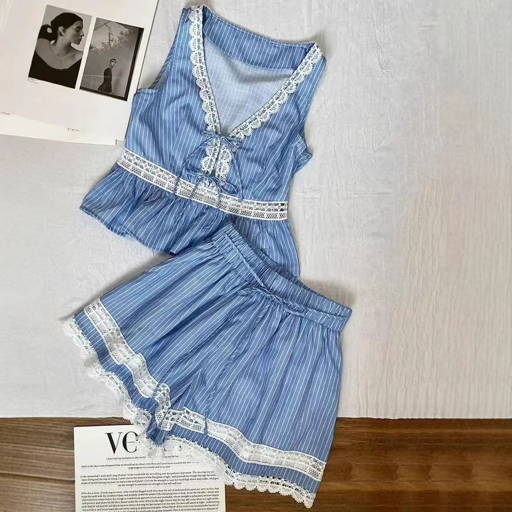 

Новый модный комплект женской одежды: полосатый жилет с V-образным вырезом и кружевной отделкой, шорты с высокой талией. Весенне-летний французский стиль.