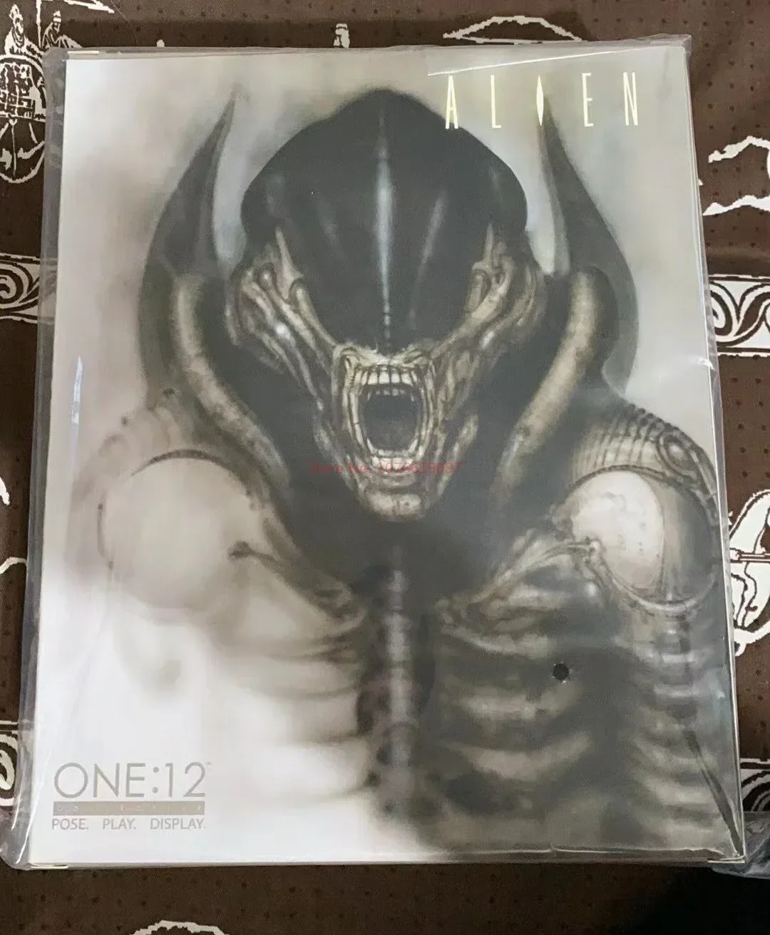 

В наличии подлинный Mezco Ant One: 12 Alien Handheld White Transparent Concept ограниченный выпуск модель подарок