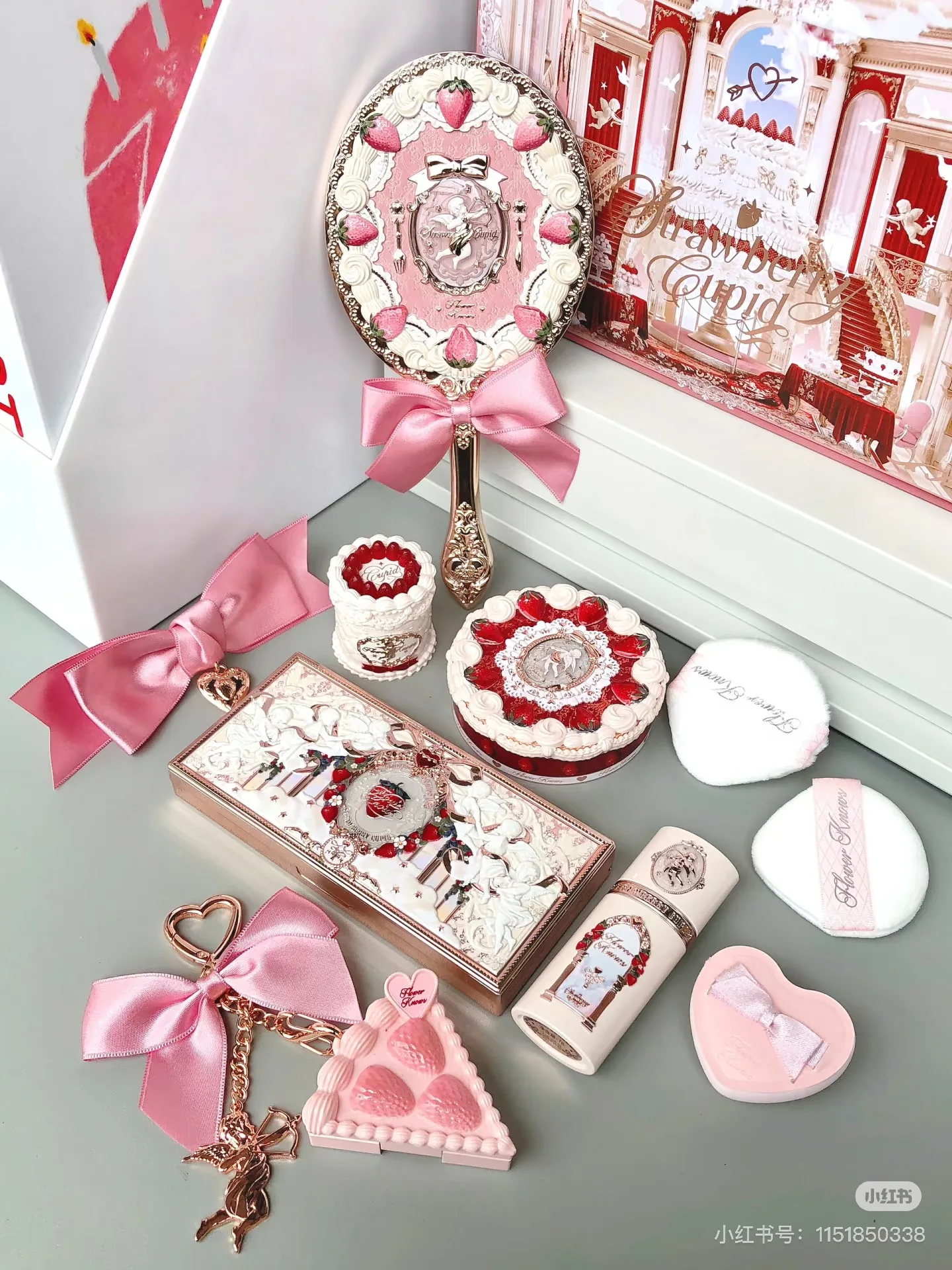 Zestaw do makijażu Flower Knows Strawberry Cupid Gift Box: paleta cieni do powiek, kompleksowy zestaw do twarzy, błyszczyk w płynie, pudry w płynie, pudry kompaktowe.