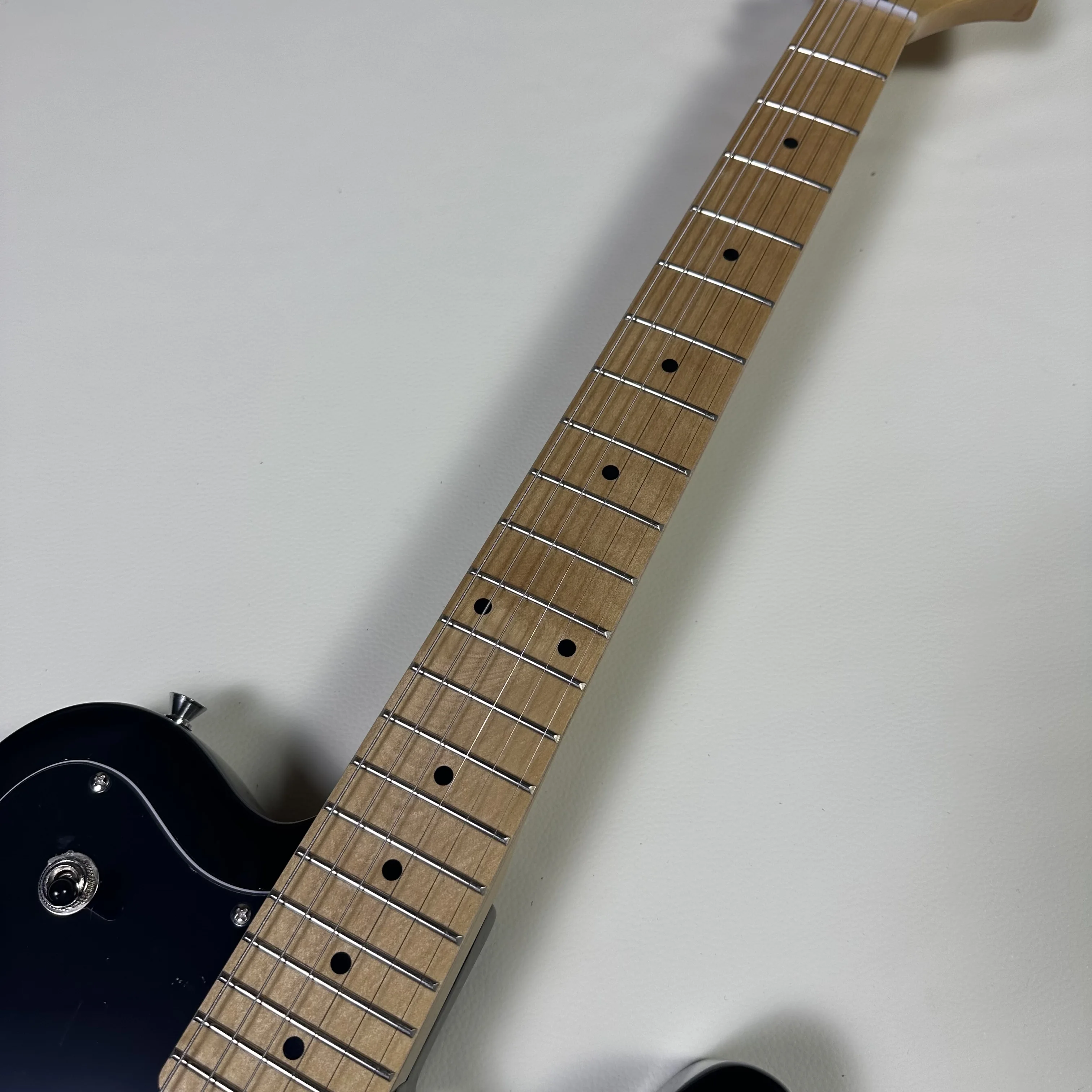 جيتار كهربائي TL أسود متوفر في المخزون، لوحة أصابع من خشب القيقب، لوحة حماية على شكل،