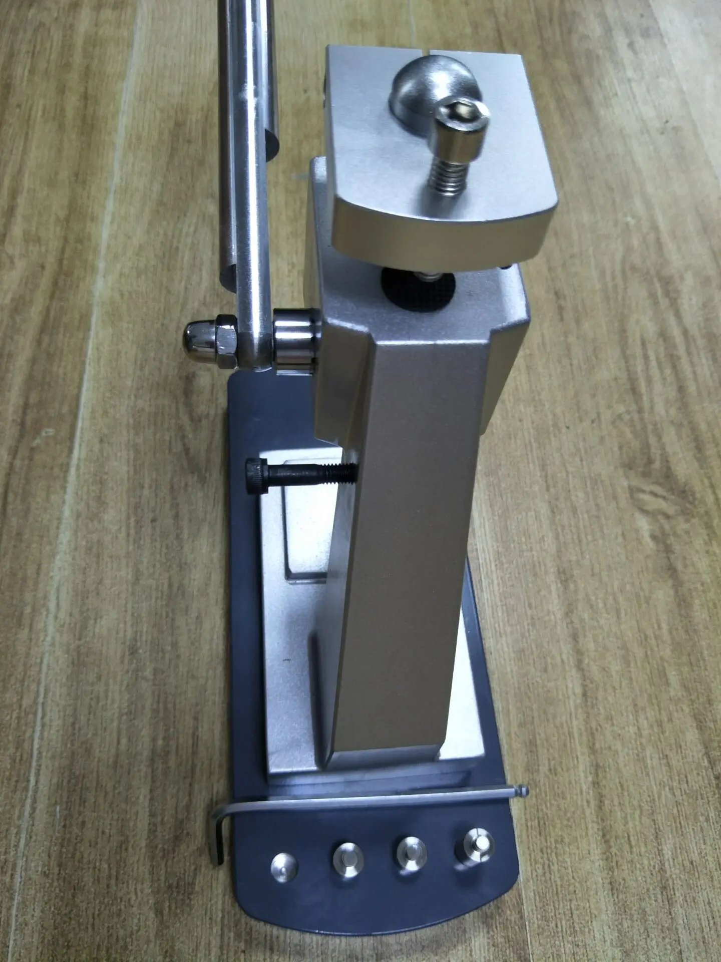 6173 heavy-duty capping machine, the back cover of the sub-watch is strong, and the watch is not damaged with a limit. Change