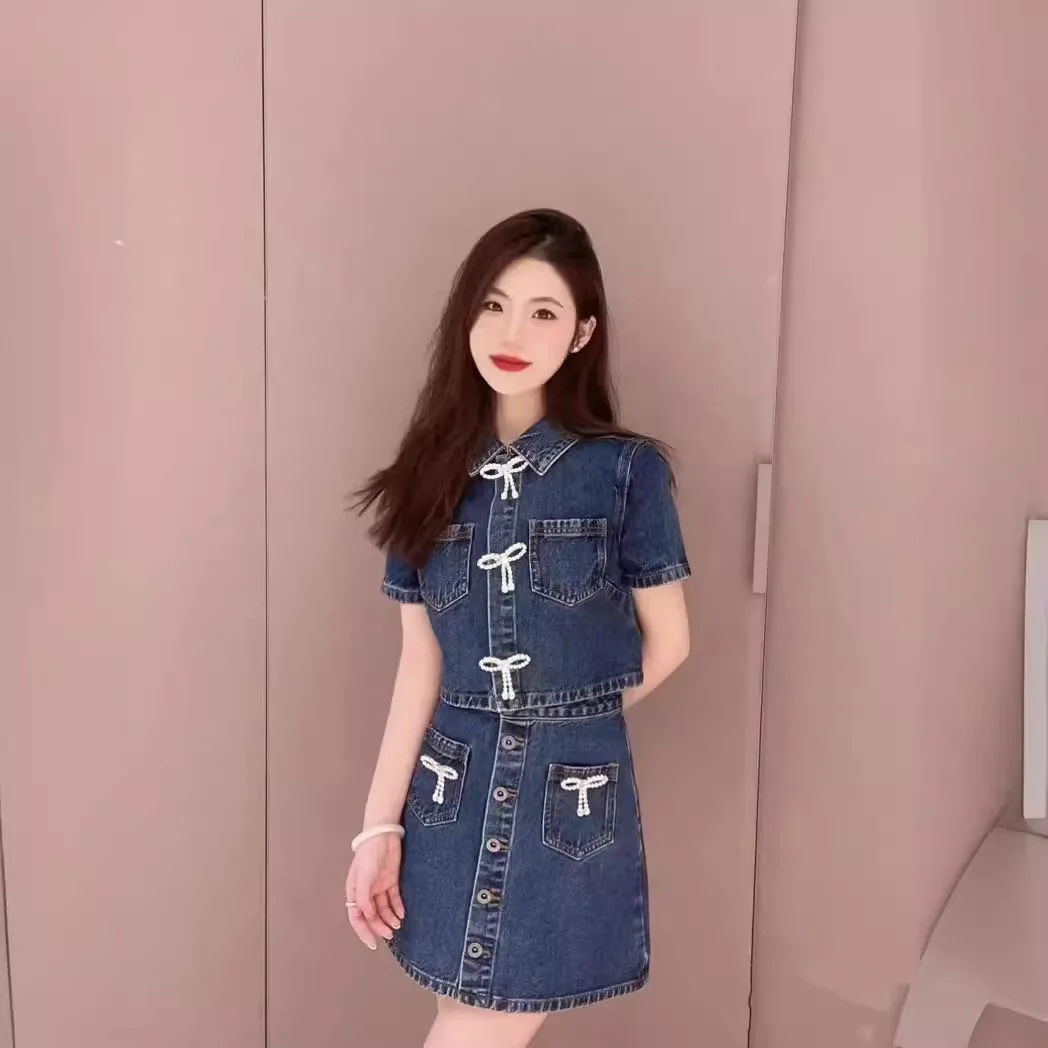 

Костюм женский: джинсовая юбка с отложным воротником и стразами Ele Blue, весна 2024, высококачественный материал