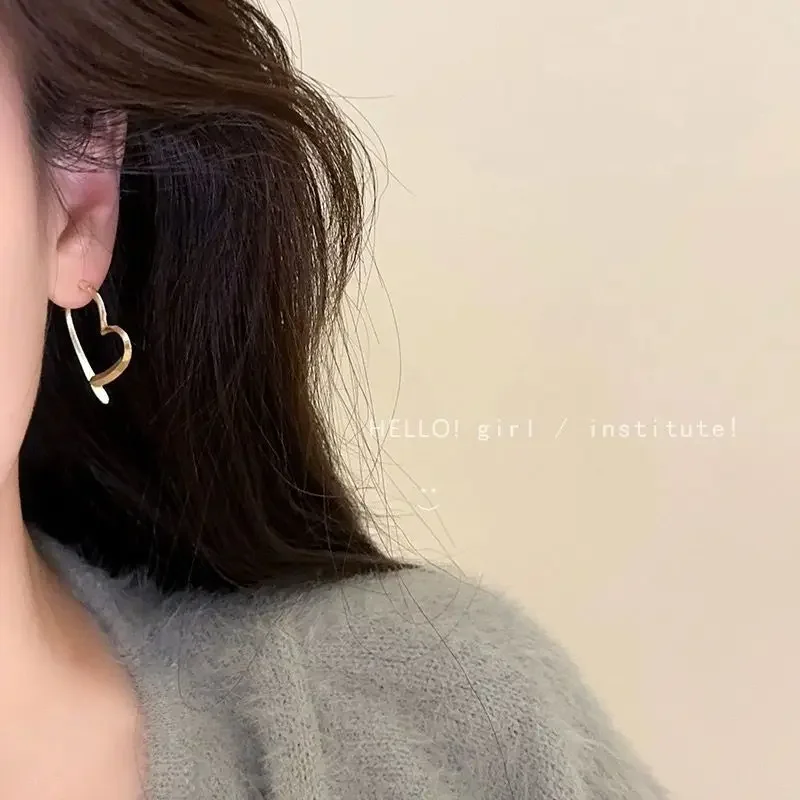 Boucles d'oreilles à clip en forme de C pour femmes, bijoux en métal doré, géométrique, cœur, rond, simple, pas de piercing, nouveau tempérament, 2023