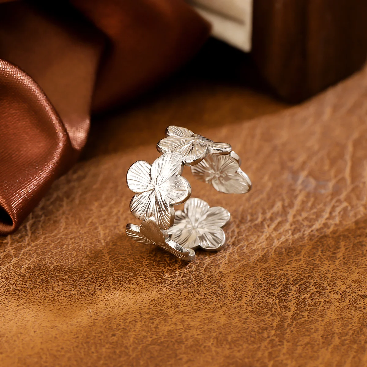 Light luxury five-leaf flower stainless steel ring, waterproof and non-fading heavy metal, with adjustable finger ring - Image 4