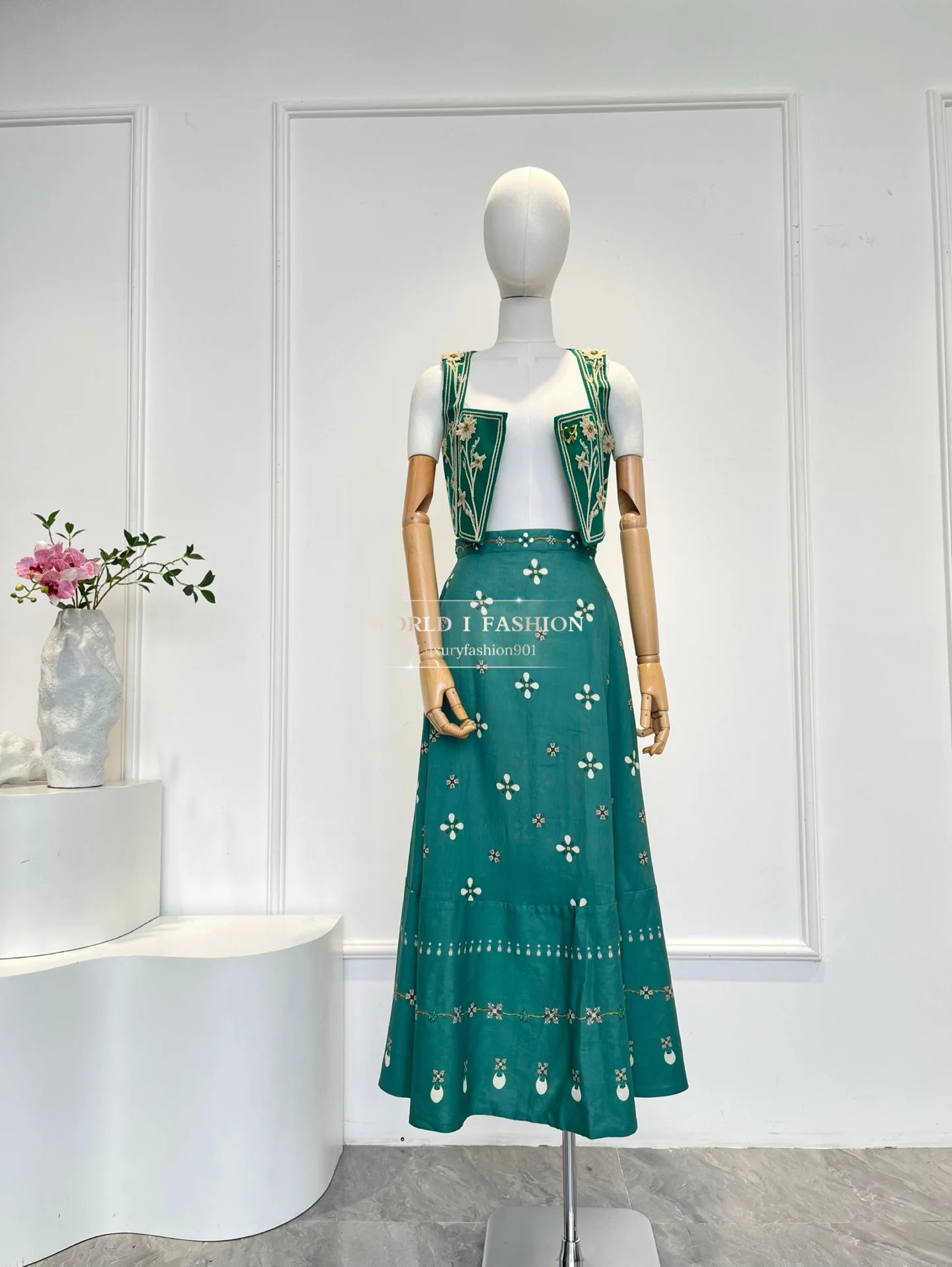 Green Sleeveless Embroidery Floral Vest Tops and Skirt 2025 New