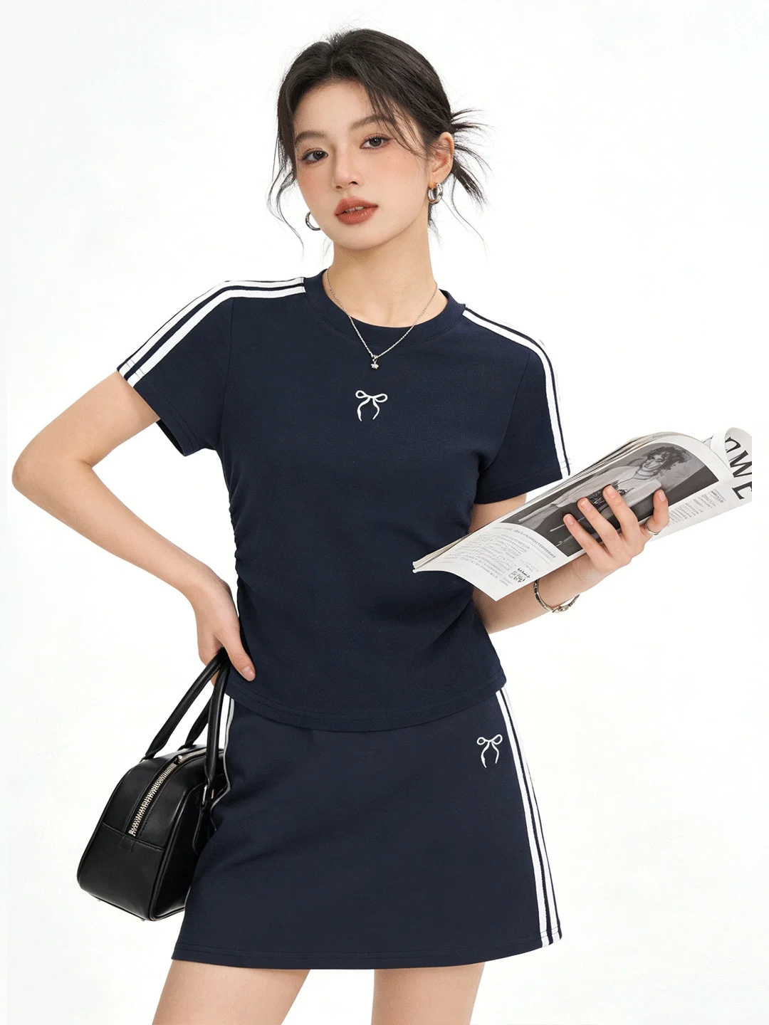 

Винтажный синий комплект из двух предметов: юбка с высокой талией и утягивающим эффектом, а также универсальная модная футболка для женщин на весну-лето