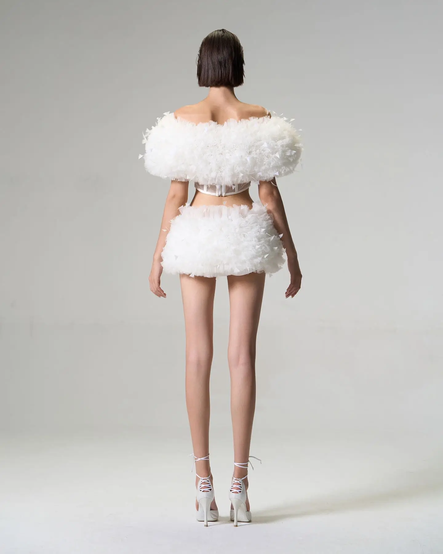 Lindo Mini vestido blanco de 2 piezas, vestidos de fiesta de graduación de tul esponjoso con plumas, vestido para sesión de fotos, conjuntos de trajes formales para mujer