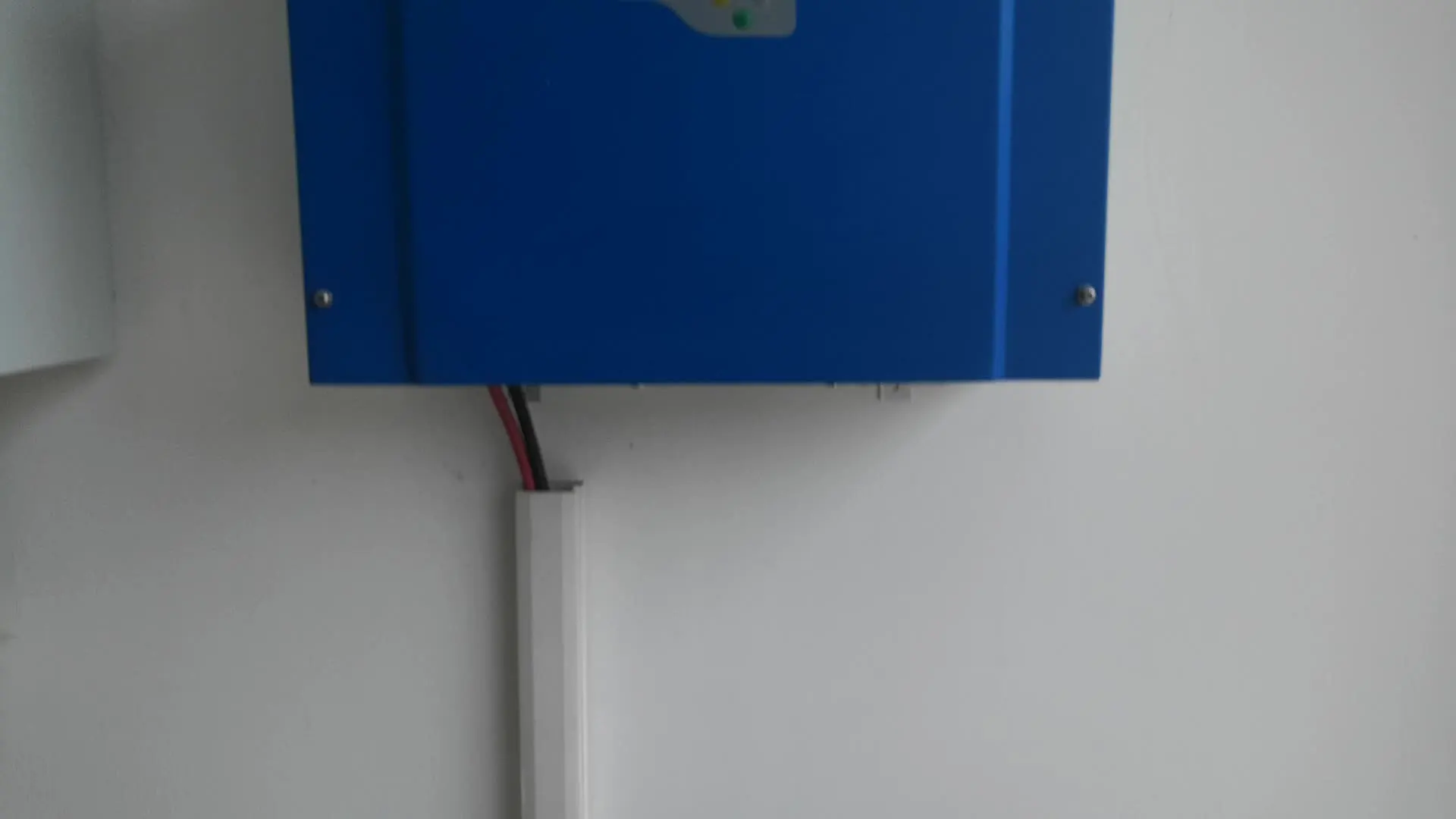 China mppt solar wind controller 24v solar pump controller