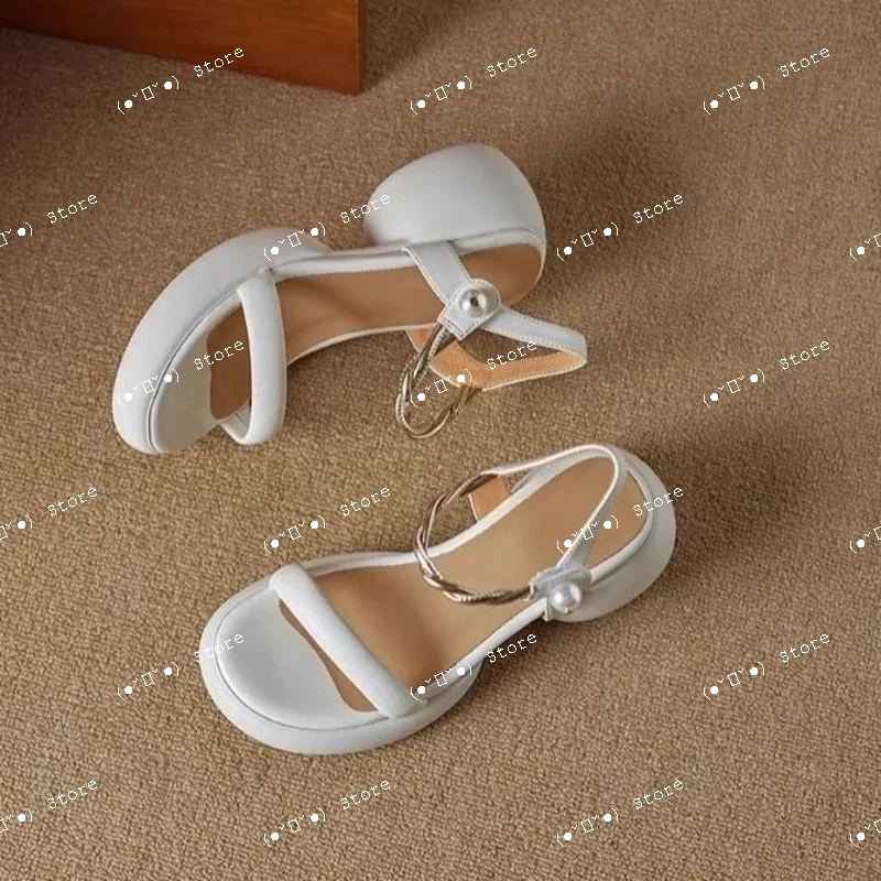 

Новые модные женские босоножки 2025 года с жемчужными пуговицами, на толстой подошве, для лета, повседневной носки и пляжа