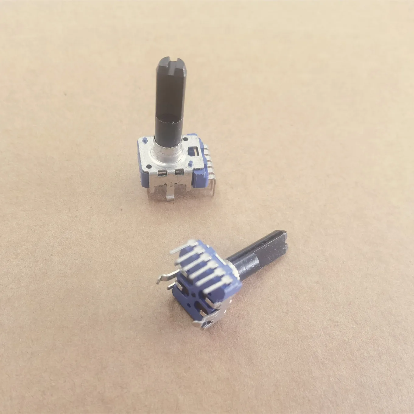 

Оригинальный новый 100% 142 тип вертикальный двойной потенциометр A20K W50K C500K 6pin с ручкой средней точки 23MMF (ПЕРЕКЛЮЧАТЕЛЬ)