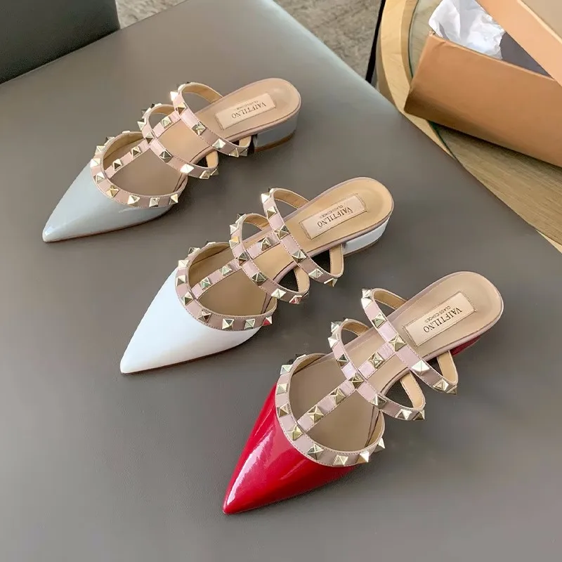 

2024 New Summer Slippers Pointed Low Heels Fashion Thick Heel Riveted Ribbon Colored Women's Pointed Slippers Patent Leather