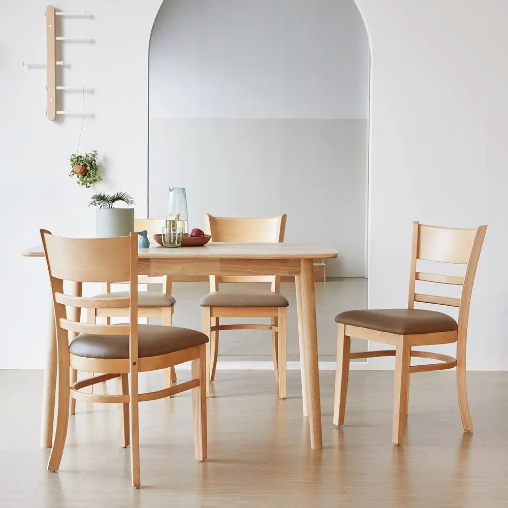 Par de cadeiras de jantar em carvalho malaio sólido com assentos acolchoados em couro PU e degraus de escada de madeira em acabamento em carvalho natural, montagem