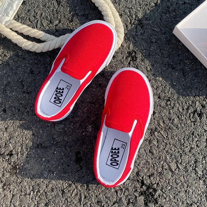 أحذية قماشية للأولاد والبنات من OPOEE، أحذية رياضية منخفضة القطع سهلة الارتداء، أحذية بيضاء لبدء موسم المدرسة