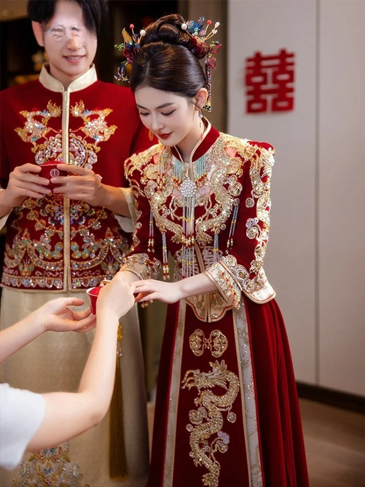 

The bride's new Chinese-style wedding dress velvet dragon and phoenix gown couple's attire