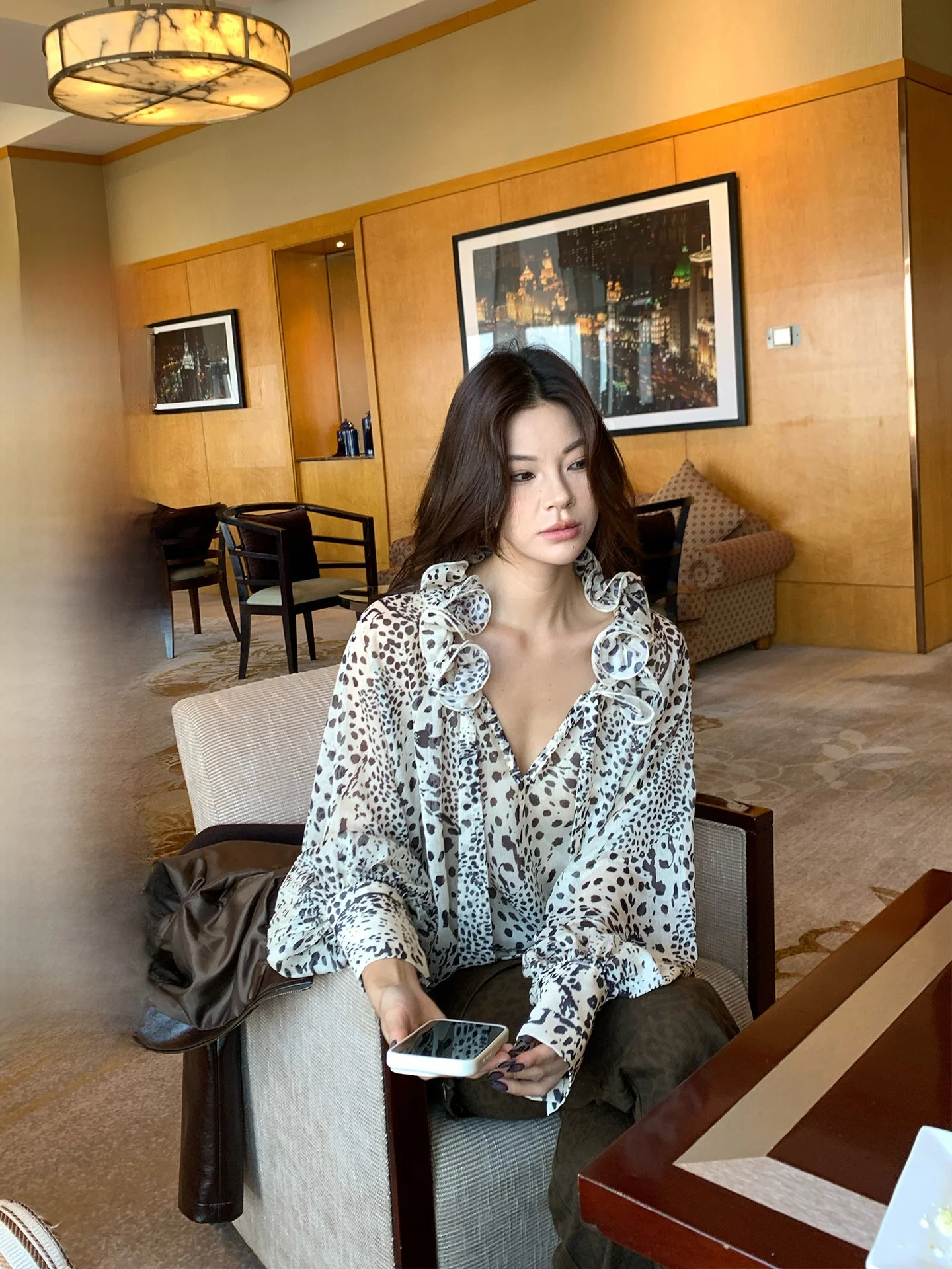 

Handmade Long Sve Women's irt with Flounce Hem And Leopard Print V Ne French Sle Loose Fit Polyester Fabric Breathable